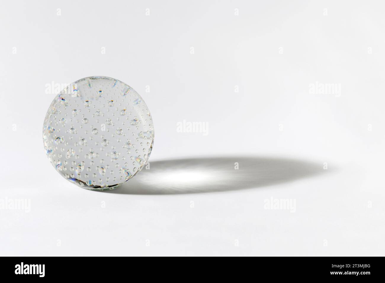 Globo di cristallo traslucido con bolle in vetro all'interno ombra di colata su sfondo grigio Foto Stock