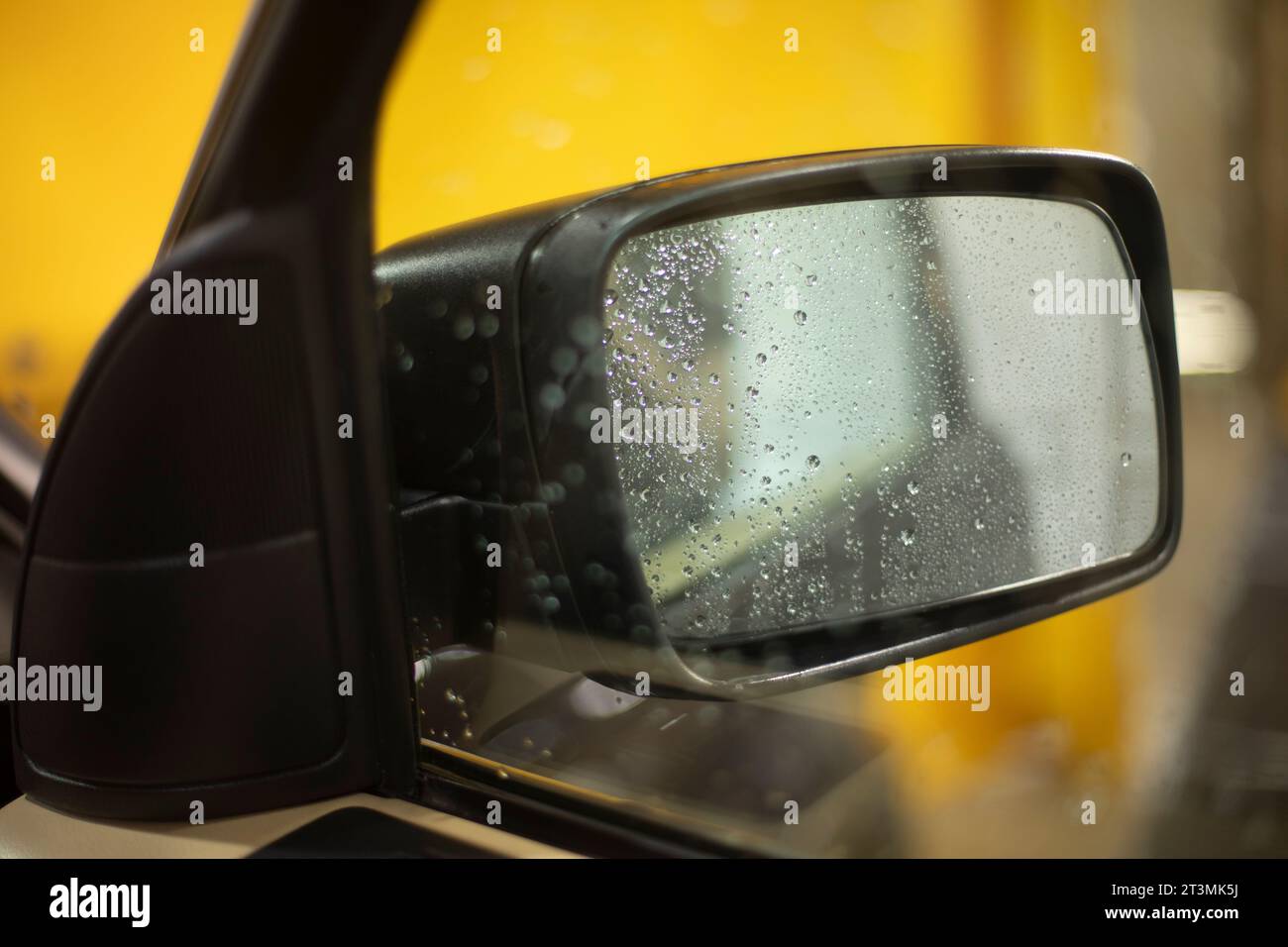 Specchietto retrovisore auto bagnato immagini e fotografie stock ad alta  risoluzione - Alamy