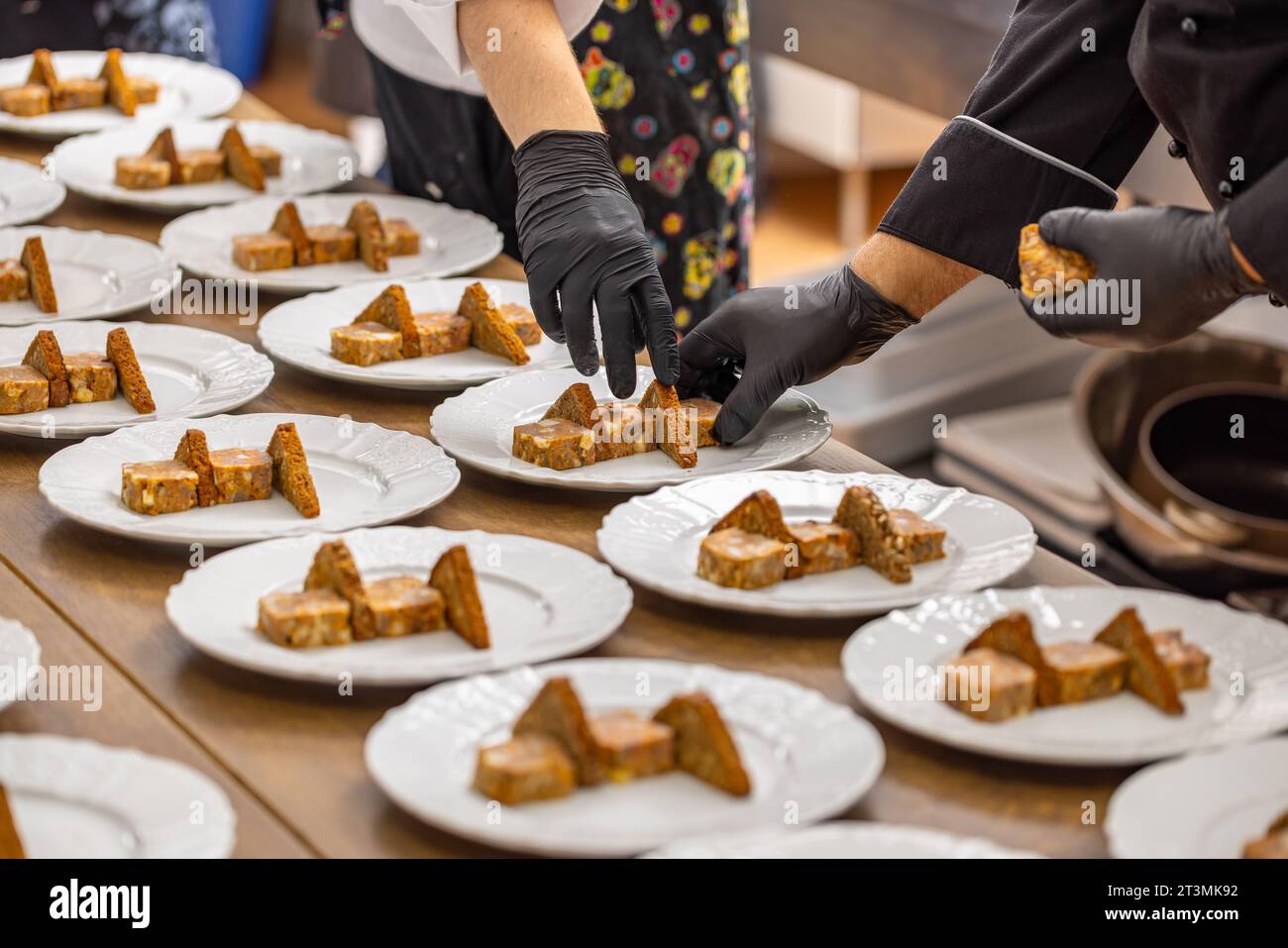 Gli chef preparano con precisione carne e pane tostato Foto Stock