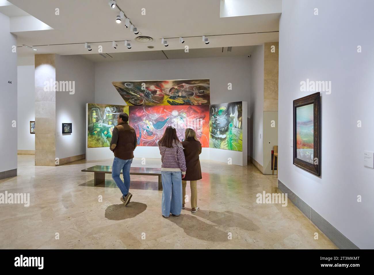 MADRID SPAGNA - 26 ottobre 2023: Gruppo di persone che ammirano un dipinto astratto in una galleria d'arte illuminata del museo nazionale Thyssen Bornemisza Foto Stock