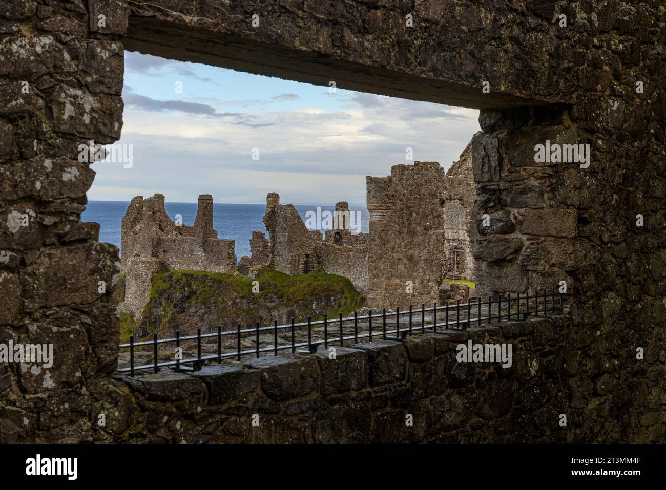 Dunluce Castle è un castello medievale in rovina situato sulla costa di Antrim nell'Irlanda del Nord. Foto Stock