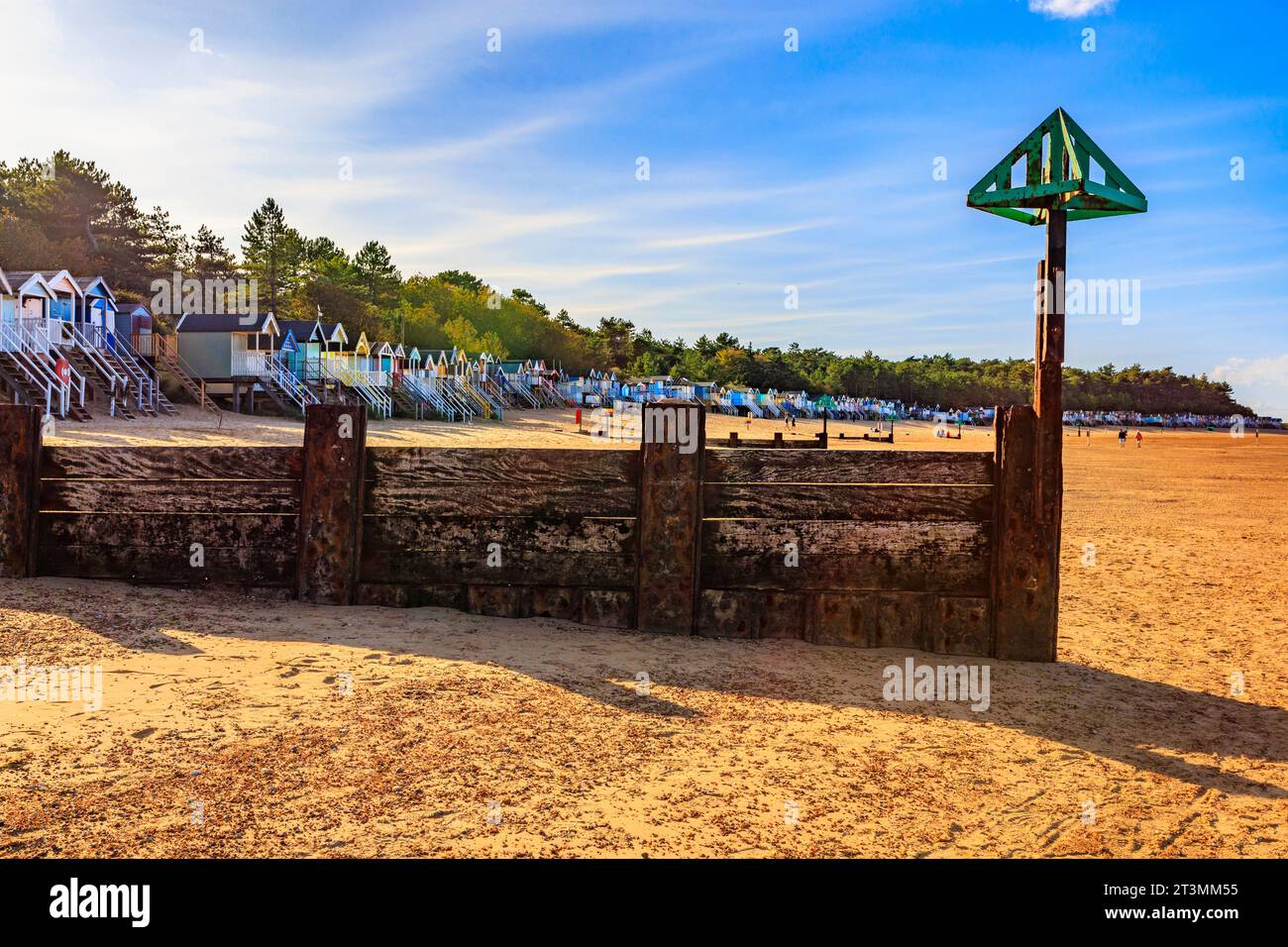 Un'enorme linea di capanne colorate sulla spiaggia di Wells-Next-the-Sea, Norfolk, Inghilterra, Regno Unito Foto Stock