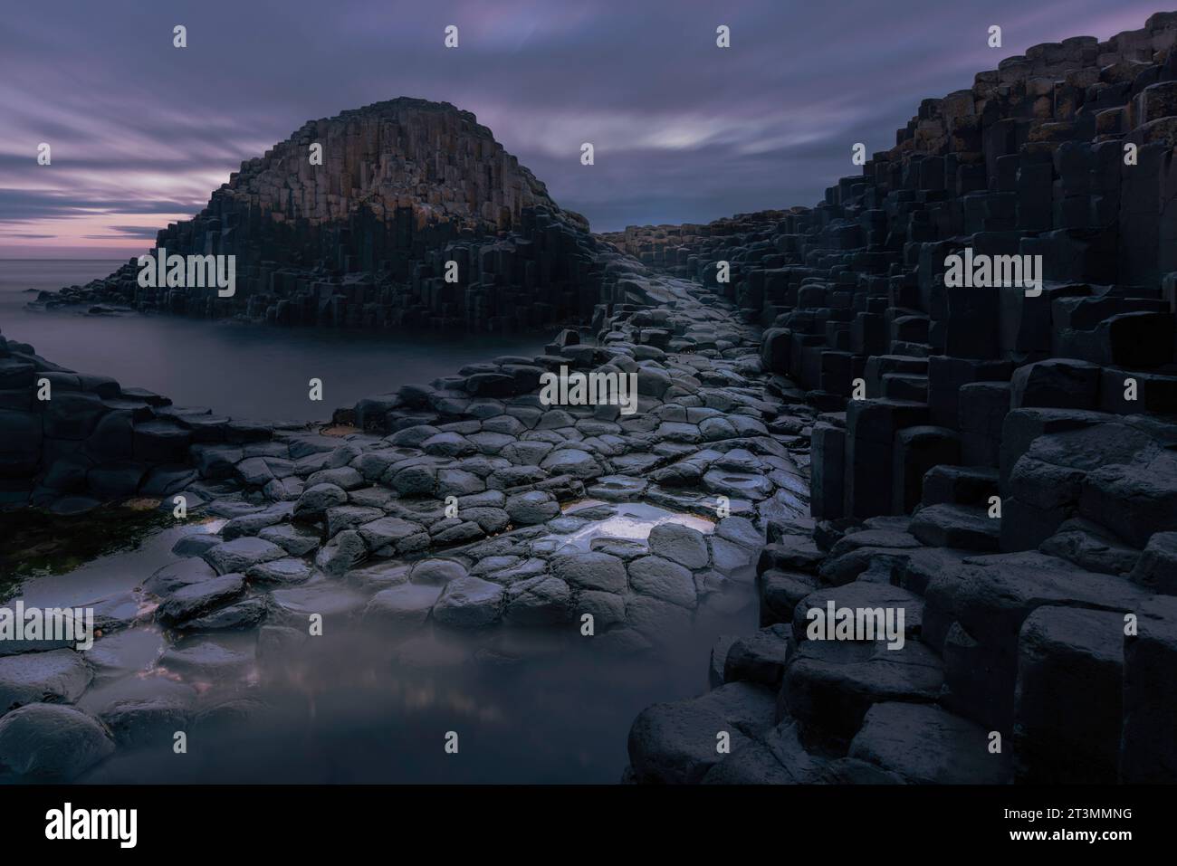 Il Selciato del gigante è un sito patrimonio dell'umanità dell'UNESCO situato sulla costa dell'Irlanda del Nord. Si tratta di una meraviglia geologica costituita da oltre 40.000 int Foto Stock