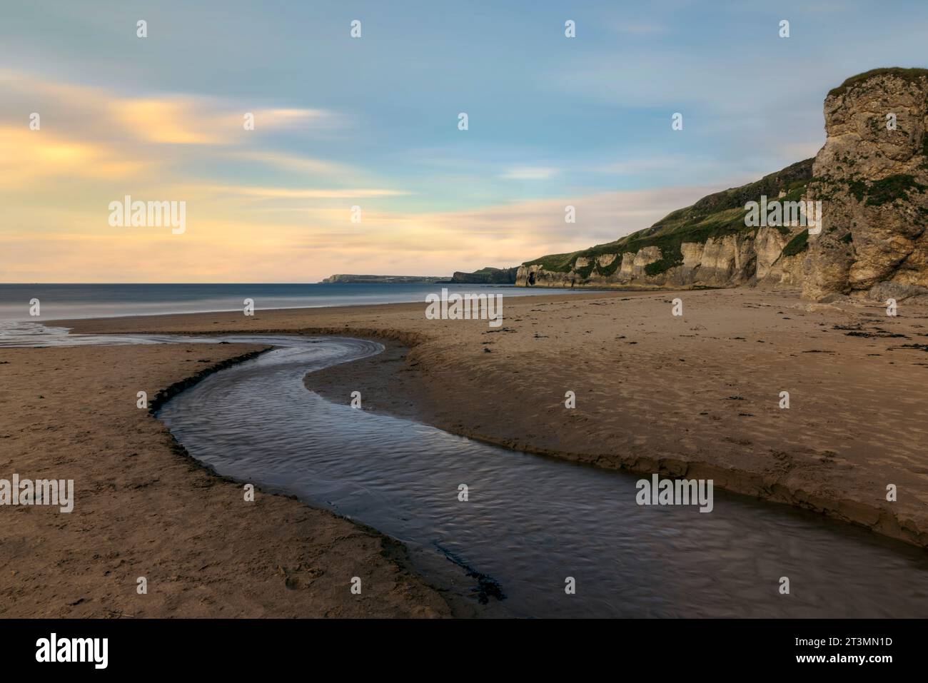 Whiterocks Beach è una splendida spiaggia sabbiosa situata sulla Causeway Coastal Route a Portrush, Irlanda del Nord. Foto Stock