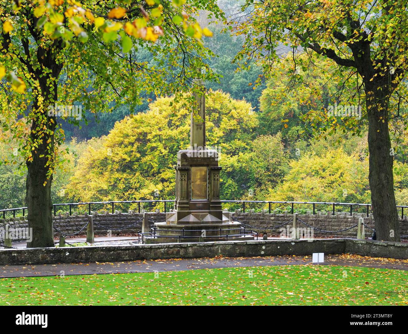 Knaresborough War Memorial in autunno nel Knaresborough Castle Grounds Knaresborough North Yorkshire Inghilterra Foto Stock