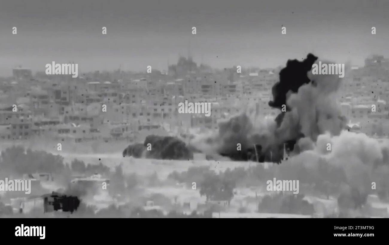 (231026) -- GERUSALEMME, 26 ottobre 2023 (Xinhua) -- questa schermata tratta da un video rilasciato dalle forze di difesa israeliane (IDF) mostra le forze israeliane che conducono un raid nella Striscia di Gaza settentrionale il 26 ottobre 2023. Carri armati e fanteria israeliani hanno fatto irruzione nella Striscia di Gaza settentrionale in un attacco pre-alba giovedì, le forze di difesa israeliane (IDF) hanno dichiarato in una dichiarazione. I militari hanno affermato che le forze hanno condotto "un raid mirato” utilizzando carri armati nella Striscia di Gaza settentrionale. Secondo la dichiarazione, il raid era "parte dei preparativi per le prossime fasi di combattimento", in cui Israele pianifica un'offensiva di terra in GA Foto Stock