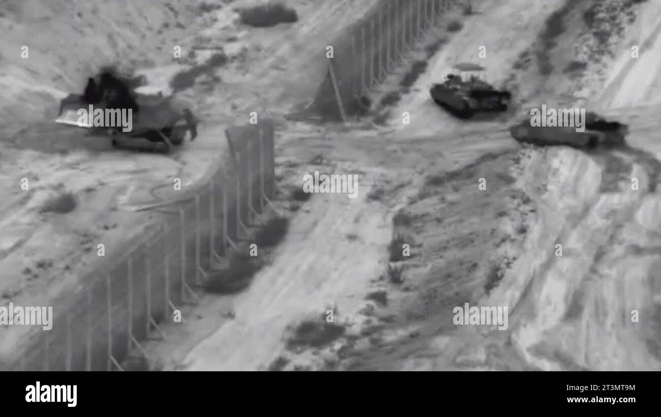 (231026) -- GERUSALEMME, 26 ottobre 2023 (Xinhua) -- questa schermata tratta da un video rilasciato dalle forze di difesa israeliane (IDF) mostra le forze israeliane che conducono un raid nella Striscia di Gaza settentrionale il 26 ottobre 2023. Carri armati e fanteria israeliani hanno fatto irruzione nella Striscia di Gaza settentrionale in un attacco pre-alba giovedì, le forze di difesa israeliane (IDF) hanno dichiarato in una dichiarazione. I militari hanno affermato che le forze hanno condotto "un raid mirato” utilizzando carri armati nella Striscia di Gaza settentrionale. Secondo la dichiarazione, il raid era "parte dei preparativi per le prossime fasi di combattimento", in cui Israele pianifica un'offensiva di terra in GA Foto Stock
