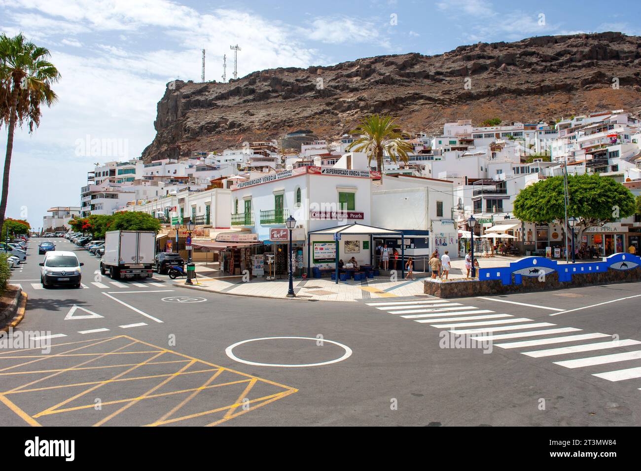 GRAN CANARIA, SPAGNA - JUL 31, 2023: Le case a Playa de Mogan sull'isola Canaria Gran Canaria Foto Stock