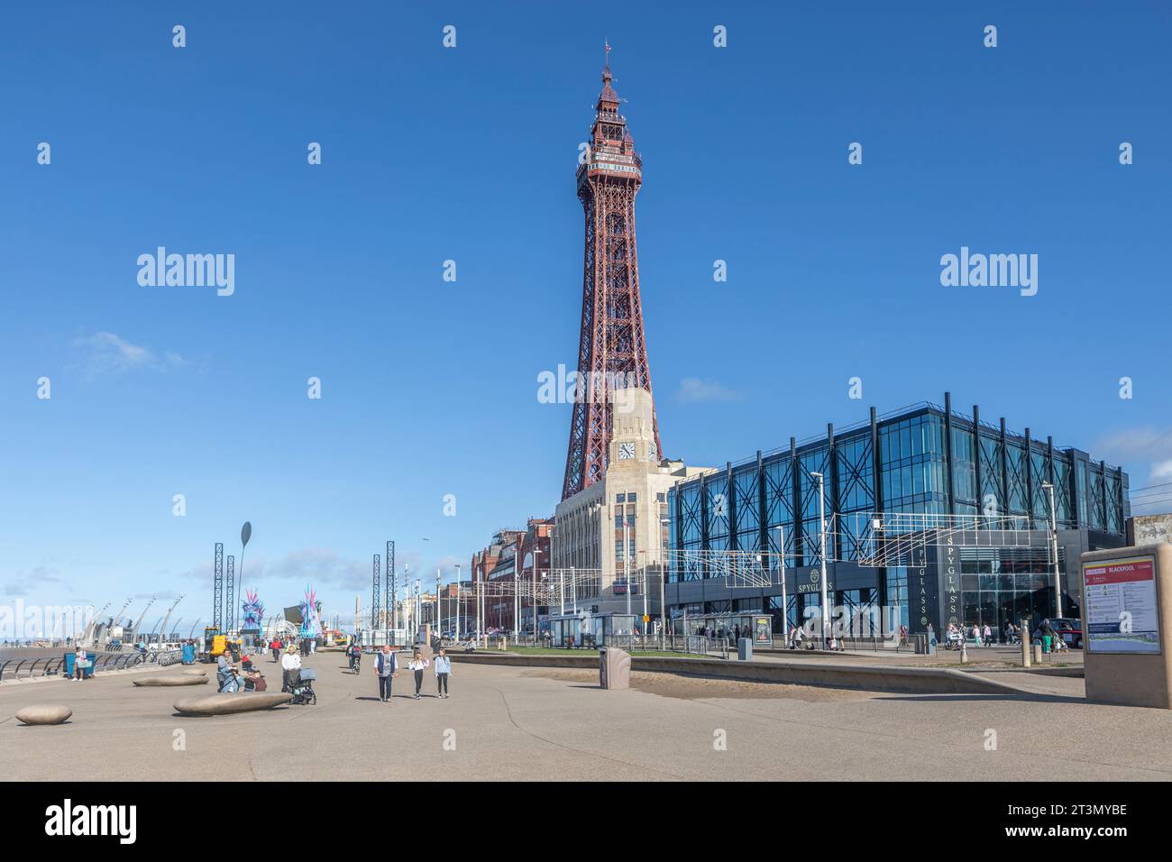 Blackpool Tower vista dalla Promenade con i turisti che camminano lungo la torre. Foto Stock