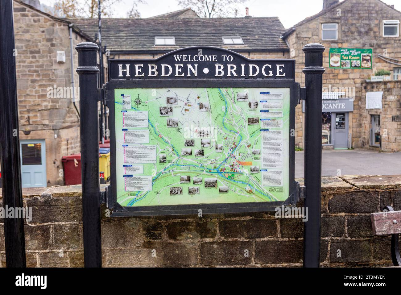 Un cartello di benvenuto a Hebden Bridge con una mappa della città e informazioni Foto Stock
