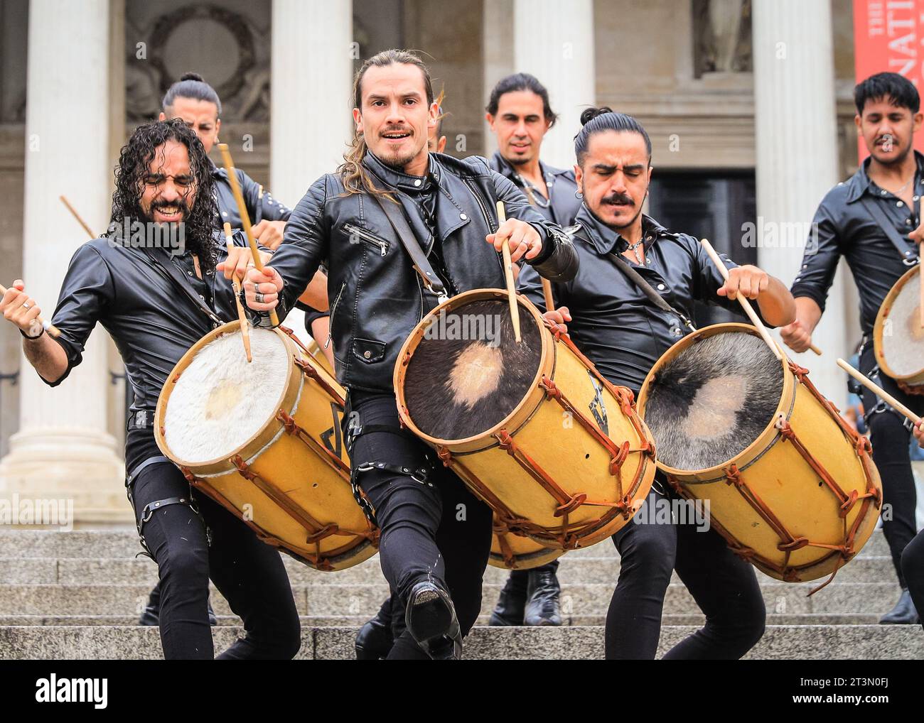 Londra, Regno Unito. 26 ottobre 2023. In un'energica interpretazione del tradizionale Malambo argentino, tutte le troupe maschili Malevo presentano uno spettacolo di danza con elementi di flamenco e percussioni pulsanti sui gradini principali di Trafalgar Square. Malevo si esibirà al Sadler's Wells Peacock Theatre dal 31 ottobre al 4 novembre. Crediti: Imageplotter/Alamy Live News Foto Stock