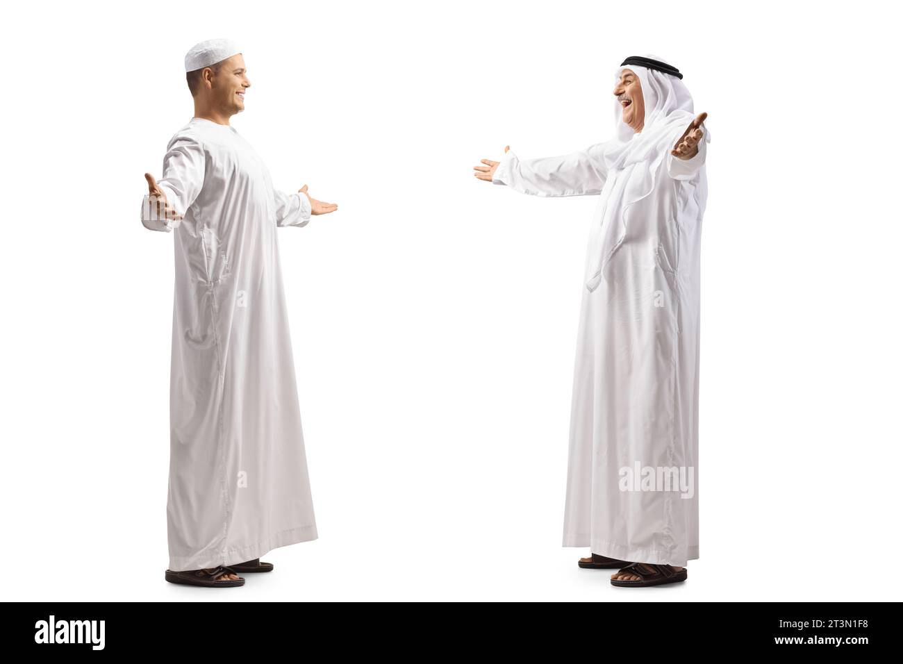 Giovane e maturo uomo musulmano in abiti etnici che si salutano isolati su sfondo bianco Foto Stock