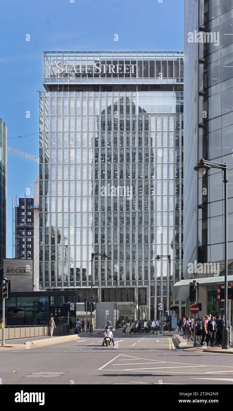 One Canada Square si riflette nell'edificio di State Street Global Advisors, 20 Churchill Place, Canary Wharf Financial District, Londra, Inghilterra. Foto Stock