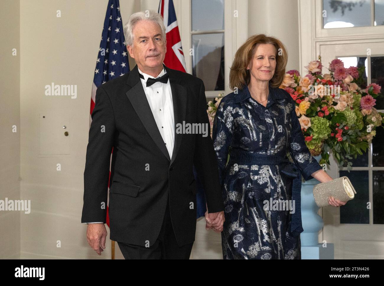 William J. Burns, direttore della Central Intelligence Agency e Lisa Carty, arrivano per la cena di Stato in onore del primo ministro australiano Anthony Albanese e Jodie Haydon nell'area Booksellers della Casa Bianca a Washington DC mercoledì 25 ottobre 2023.Credit: Ron Sachs/CNP /MediaPunch Foto Stock