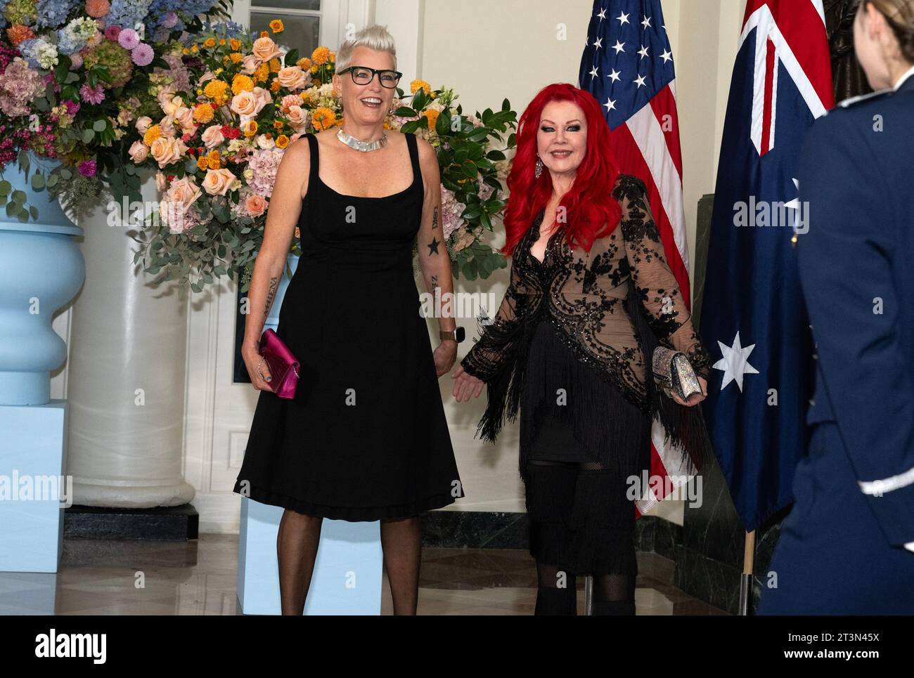 Kate Pierson, a destra, e Monica Coleman arrivano per la cena di Stato in onore del primo ministro australiano Anthony Albanese e Jodie Haydon nell'area Booksellers della Casa Bianca a Washington, DC mercoledì 25 ottobre 2023. Credito: Ron Sachs / CNP /MediaPunch Foto Stock