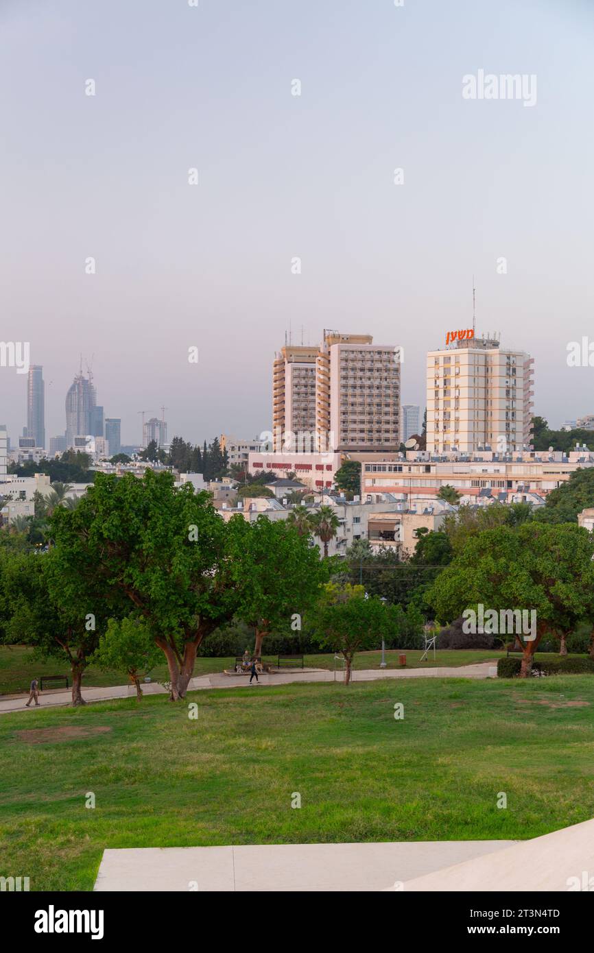 Tel Aviv, Israele - 24 ottobre 2023 - Vista aerea degli edifici e a Givatayim da Tel Aviv, Israele. Foto Stock