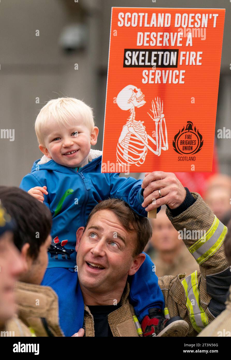 I vigili del fuoco della Fire Brigades Union (FBU) prendono parte ai tagli che lasciano le cicatrici raduno fuori dal Parlamento scozzese di Edimburgo, chiedendo la fine dei tagli imposti al servizio antincendio e di soccorso scozzese negli ultimi 10 anni. Data immagine: Giovedì 26 ottobre 2023. Foto Stock