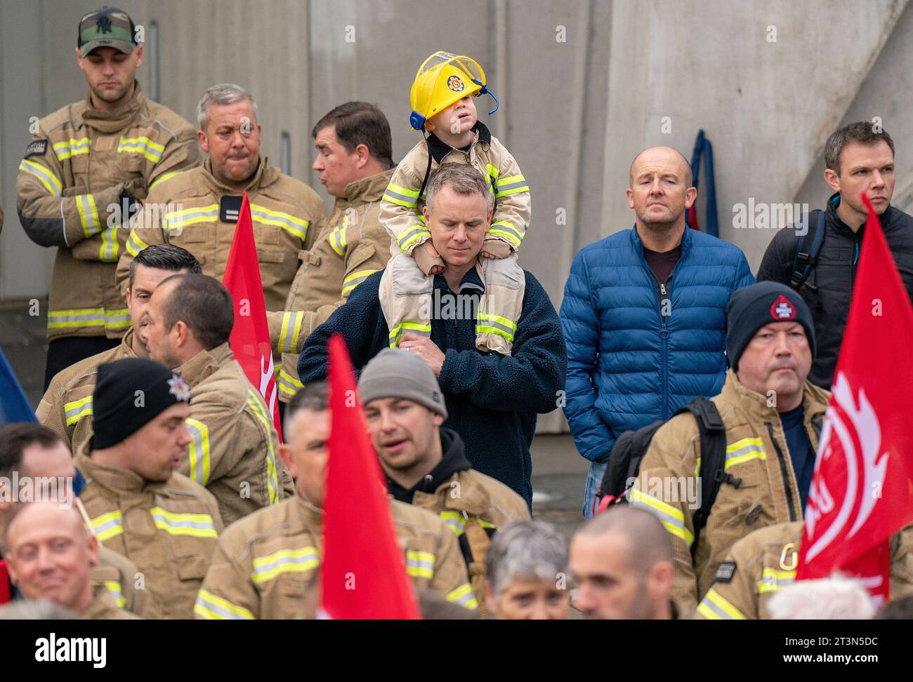 I vigili del fuoco della Fire Brigades Union (FBU) prendono parte ai tagli che lasciano le cicatrici raduno fuori dal Parlamento scozzese di Edimburgo, chiedendo la fine dei tagli imposti al servizio antincendio e di soccorso scozzese negli ultimi 10 anni. Data immagine: Giovedì 26 ottobre 2023. Foto Stock