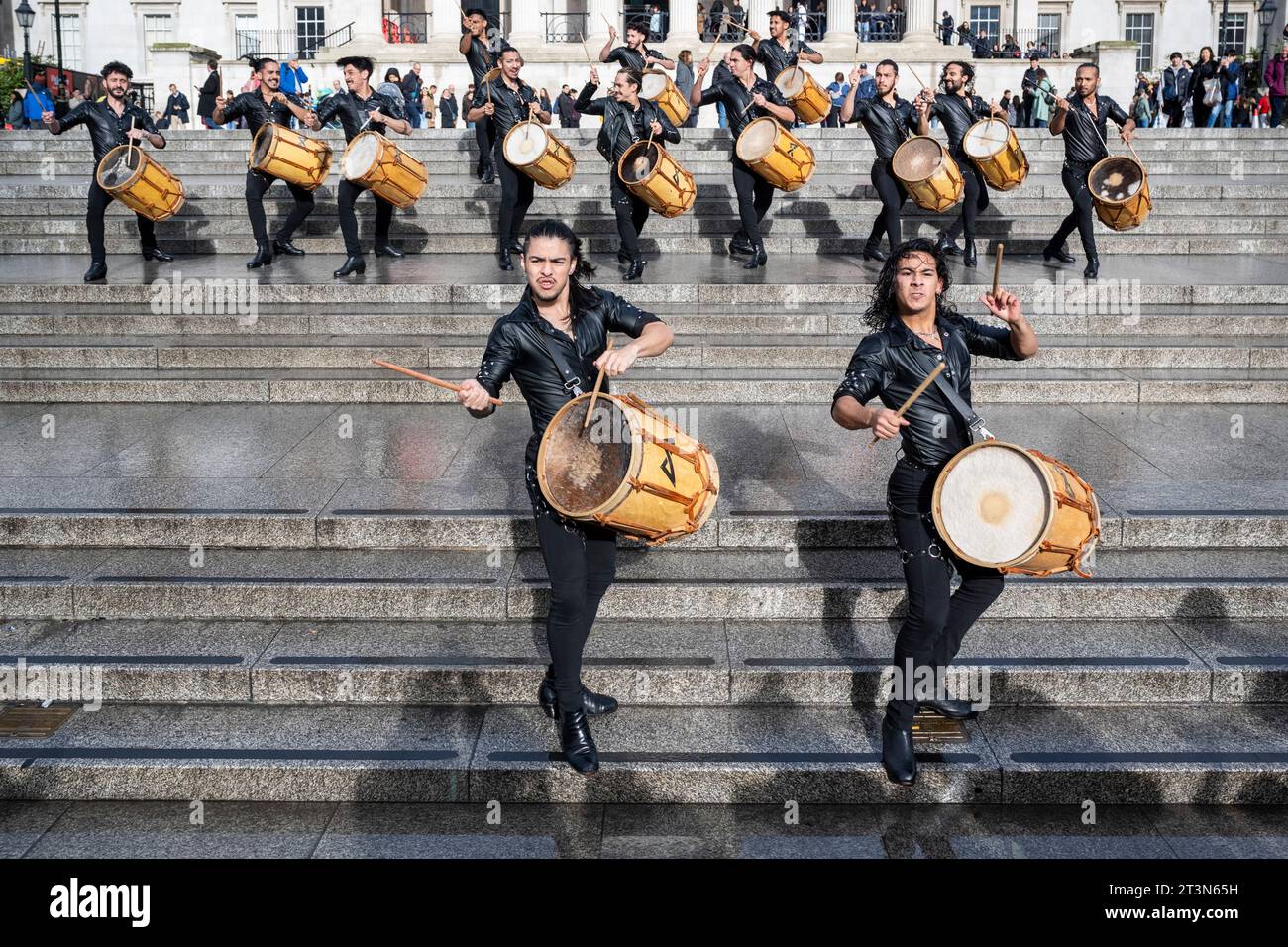 Londra, Regno Unito. 26 ottobre 2023. La troupe di danza maschile chiamata Malevo si esibisce in un photocall a Trafalgar Square. Combinano la danza tradizionale argentina (Malambo) con elementi di flamenco e percussioni, tra cui l'uso di boleadoras (uno strumento di caccia in pelle e pietra utilizzato da Gauchos), movimenti di martellamento, energici zapateados e fulmini di piedi (cepillados). Malevo si esibirà al Peacock Theatre dal 31 ottobre al 4 novembre. Credito: Stephen Chung / EMPICS / Alamy Live News Foto Stock