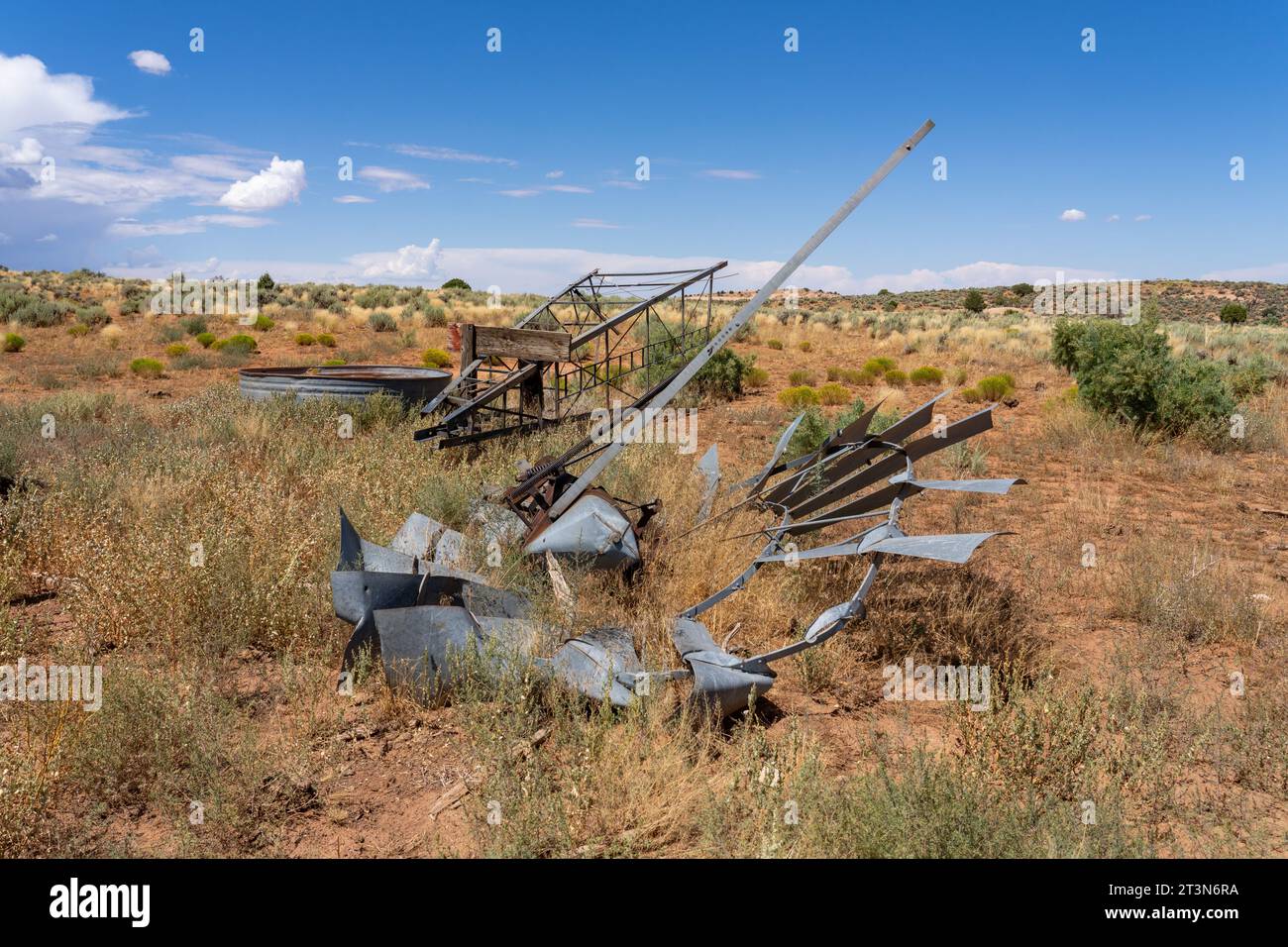 La vela di un vecchio mulino a vento o pompa a vento in stile Aeromotor crollato in un ex ranch di bestiame nel sud-est dello Utah. Foto Stock