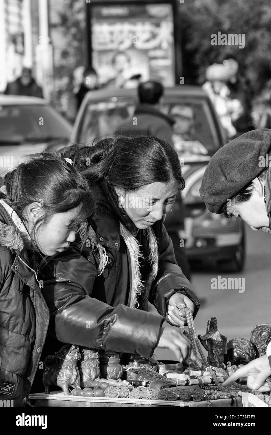 Foto in bianco e nero di Un commerciante di mercato cinese femminile nella zona artistica 798 (Dashanzi Art District), Pechino, Cina. Foto Stock