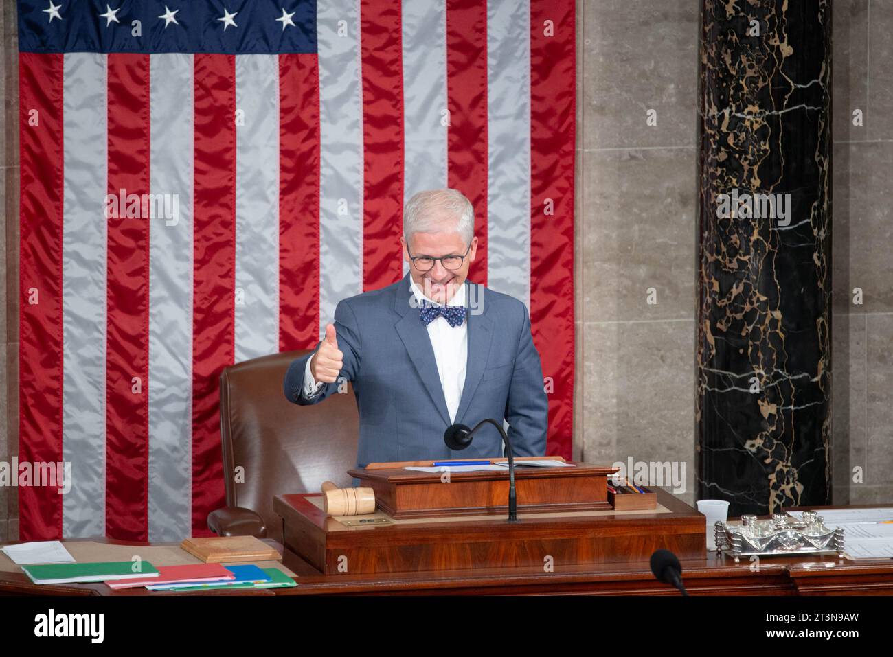 Il rappresentante degli Stati Uniti Patrick McHenry (repubblicano della Carolina del Nord) dà un pollice in su poco prima che il rappresentante degli Stati Uniti Mike Johnson (repubblicano della Louisiana) venga eletto Presidente della camera nella camera della camera del Campidoglio mercoledì 25 ottobre 2023. Il partito nominò per la prima volta il leader della maggioranza della camera degli Stati Uniti Steve Scalise (repubblicano della Louisiana), che si ritirò poco dopo aver vinto la nomina a causa della mancanza di sostegno. Il rappresentante degli Stati Uniti Jim Jordan (repubblicano dell'Ohio) vinse la seconda nomina, tuttavia, non fu in grado di ottenere 217 voti alla camera af Foto Stock