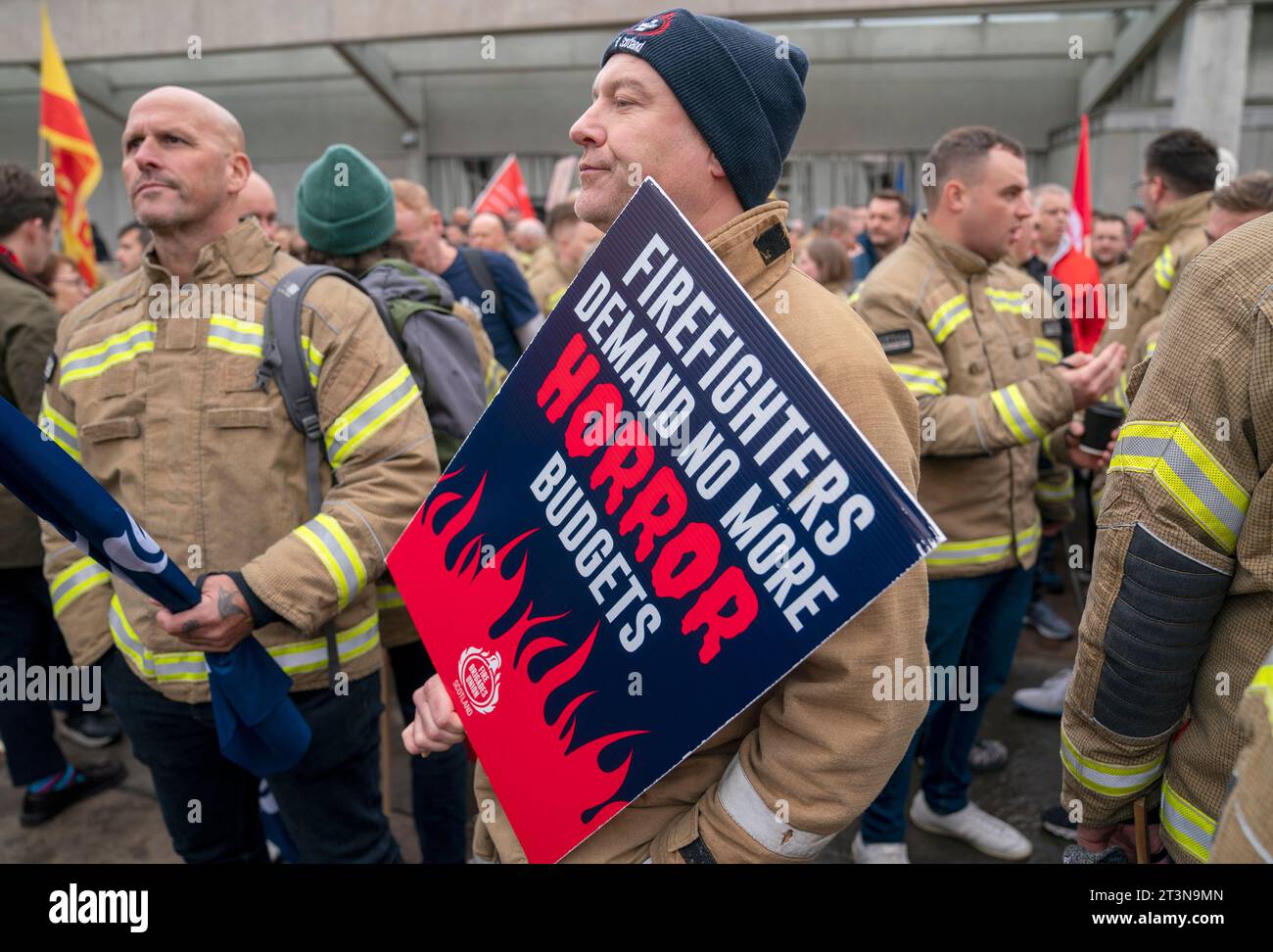 I vigili del fuoco della Fire Brigades Union (FBU) prendono parte ai tagli che lasciano le cicatrici raduno fuori dal Parlamento scozzese di Edimburgo, chiedendo la fine dei tagli imposti al servizio antincendio e di soccorso scozzese negli ultimi 10 anni. Data immagine: Giovedì 26 ottobre 2023. Foto Stock