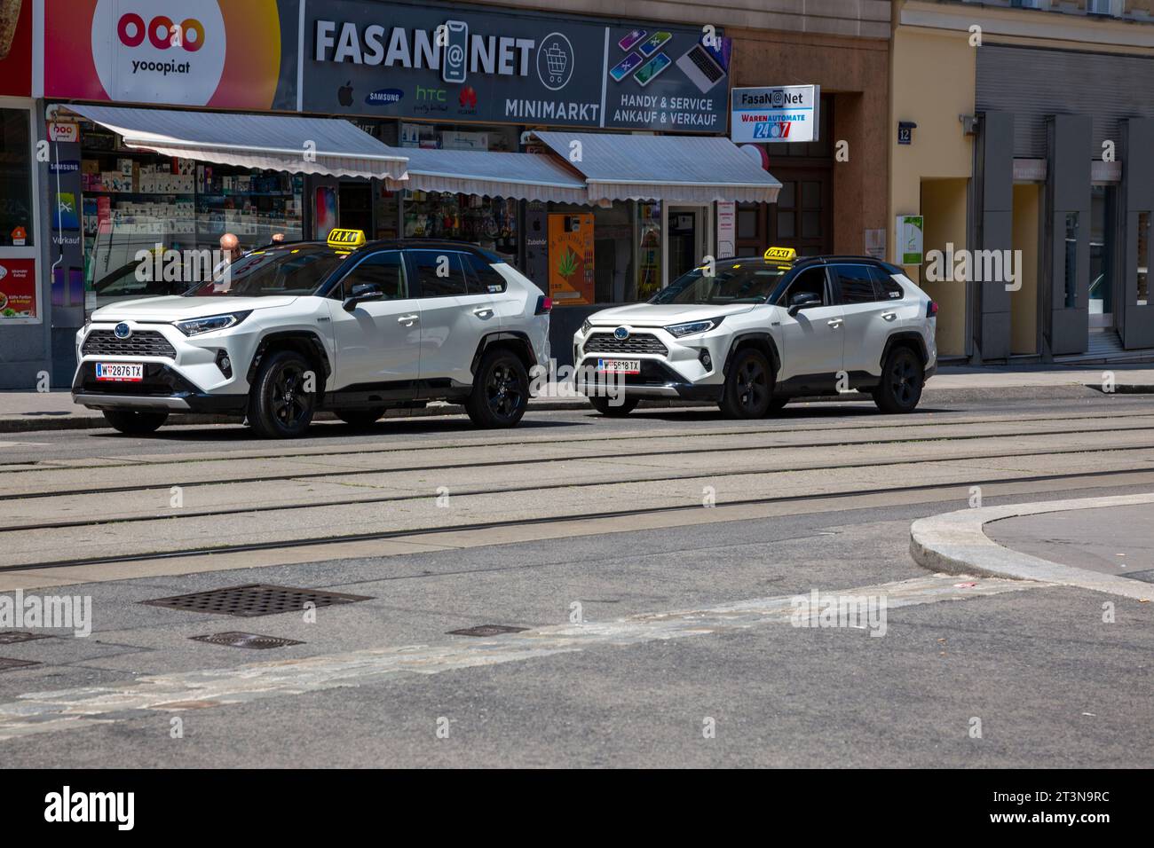 Vienna, Austria - 15 giugno 2023: Una fermata dei taxi nel centro di Vienna Foto Stock