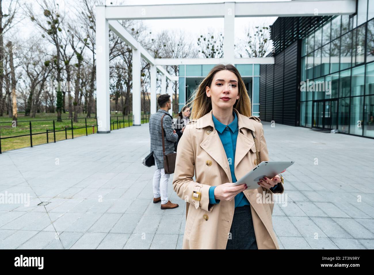 Donna uomo d'affari CEO, leader e forte ritratto di lavoratore indipendente fuori dall'edificio degli uffici. Leadership femminile nell'azienda, personale esperto e istruito Foto Stock