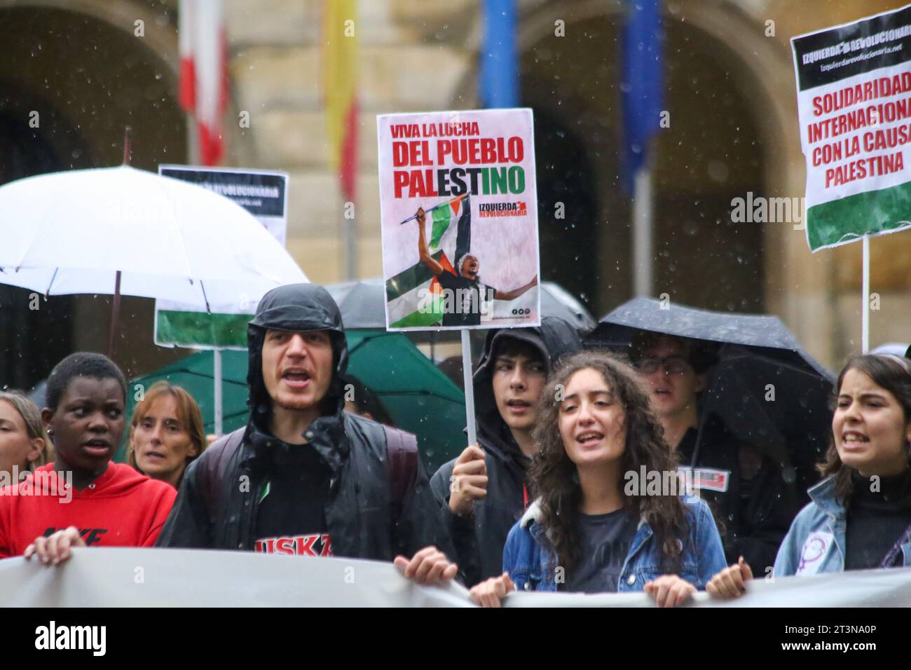 Gijon, Spagna, 26 ottobre 2023: Un ragazzo con un segno che dice "lunga vita alla lotta del popolo palestinese” durante lo sciopero studentesco, solidarietà con il popolo palestinese, fermare il genocidio di Gaza!, il 26 ottobre 2023, a Gijon, in Spagna. Credito: Alberto Brevers / Alamy Live News. Foto Stock