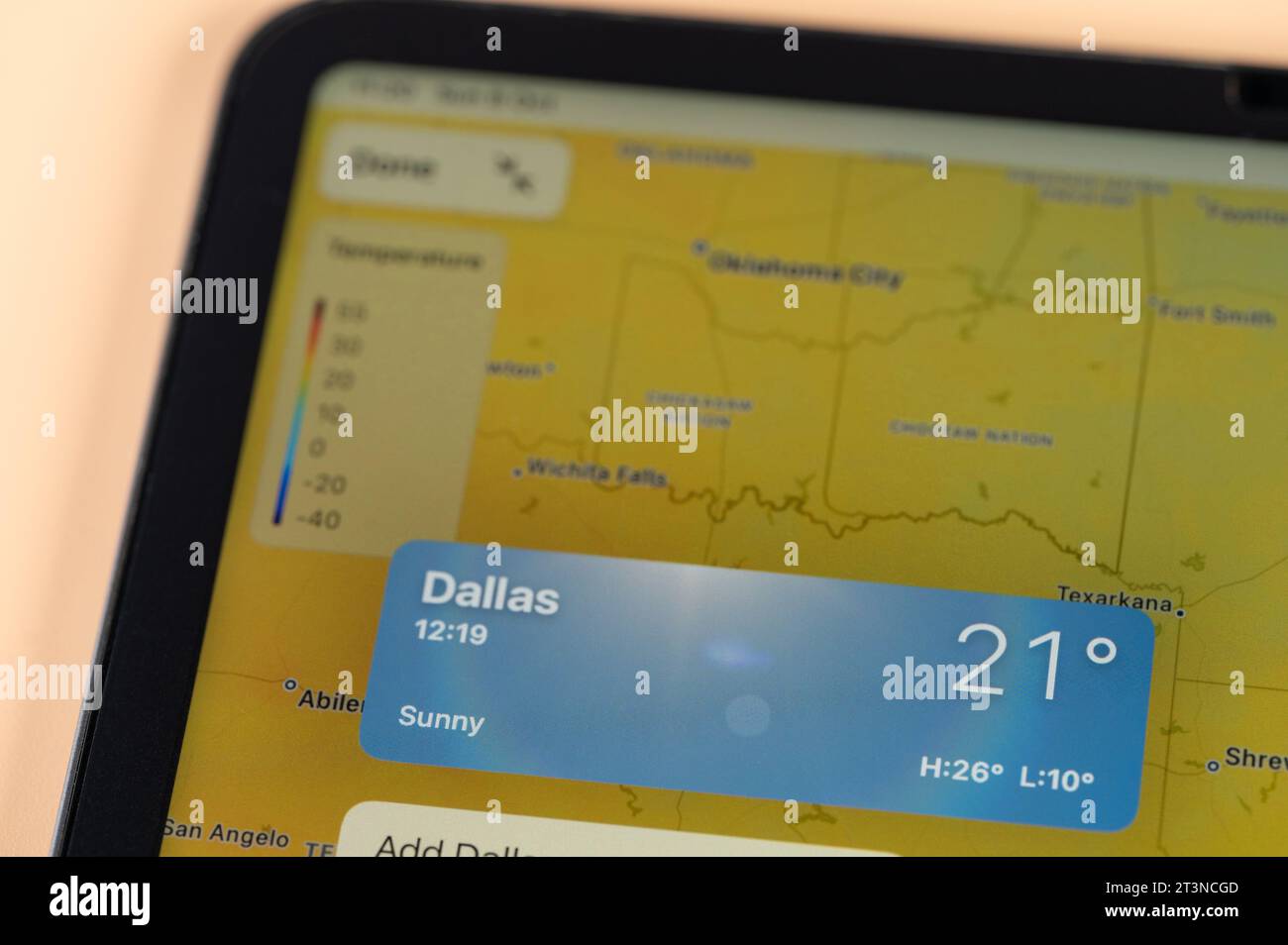 New York, USA - 8 ottobre 2023: Controllo della temperatura all'esterno della città di Dallas tramite la vista ravvicinata dello schermo dell'app online ipad tablet Foto Stock