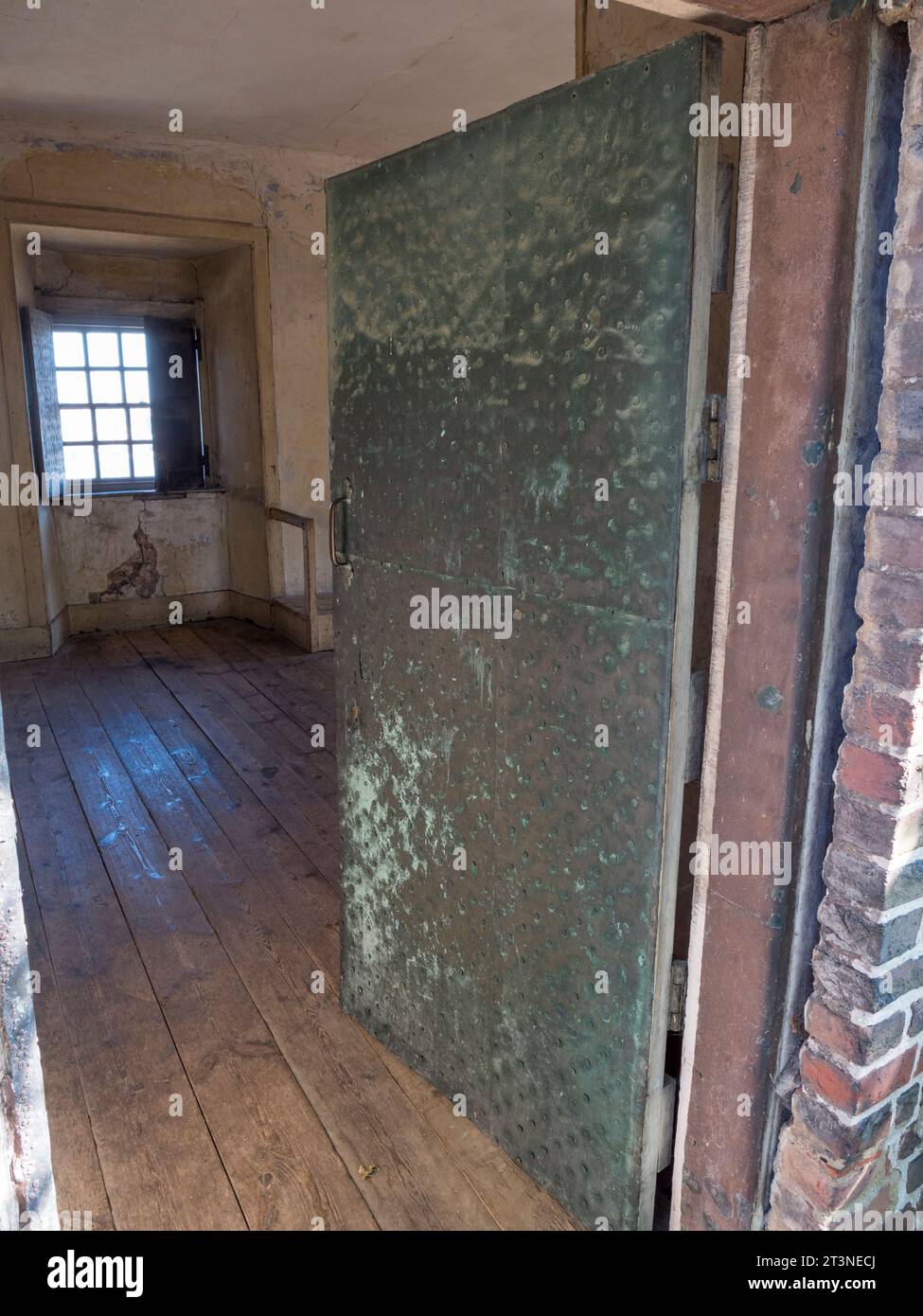 Porta rivestita di rame (per ridurre il rischio di scintille) nel castello di Upnor, un forte di artiglieria elisabettiana, River Medway, Kent, Regno Unito. Foto Stock