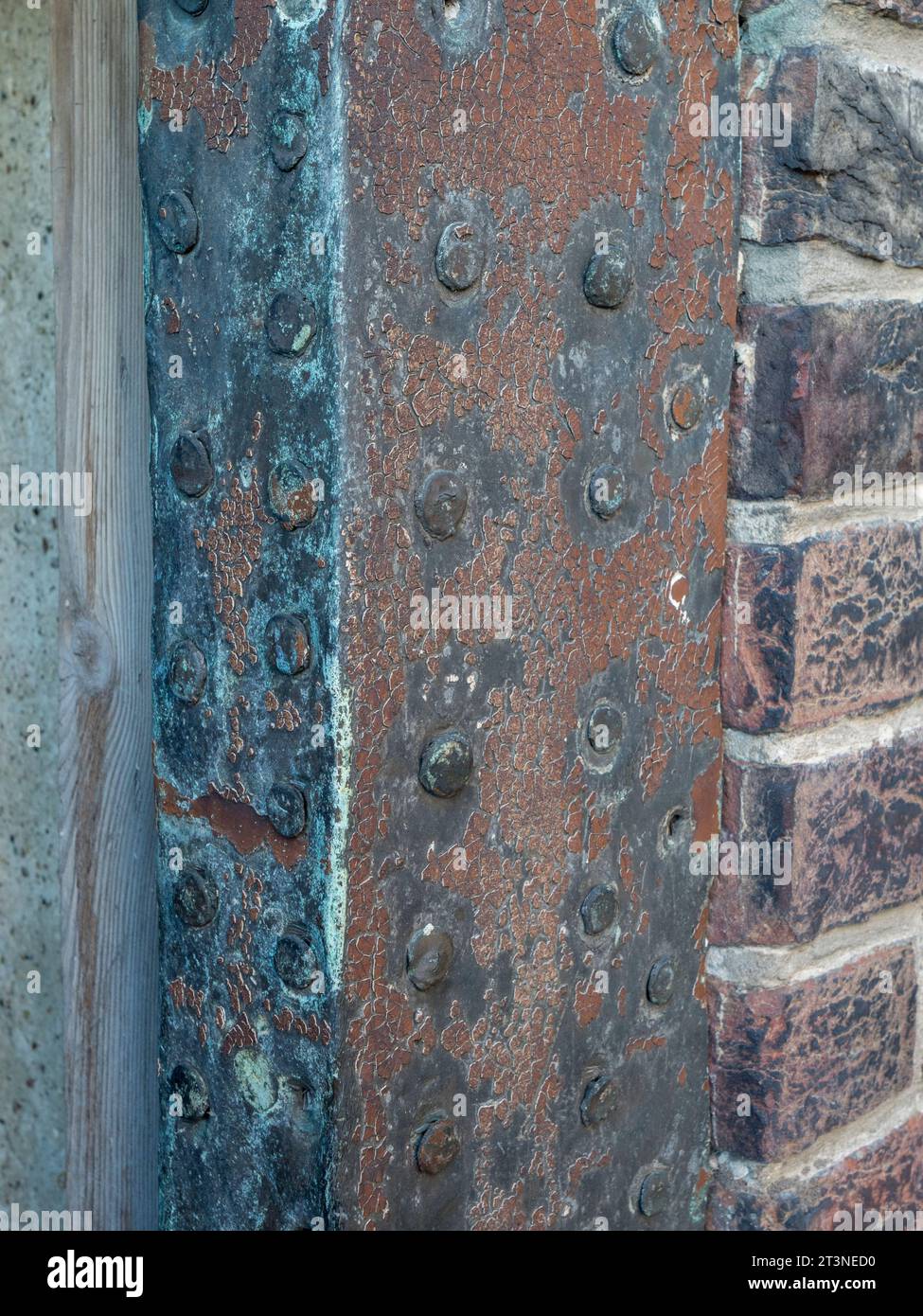 Dettaglio che mostra una porta rivestita di rame (per ridurre il rischio di scintille) nel castello di Upnor, un forte di artiglieria elisabettiana, River Medway, Kent, Regno Unito. Foto Stock