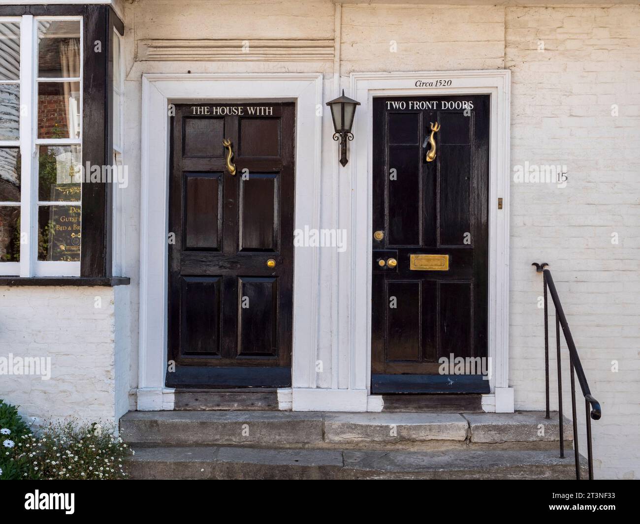 The House with Two Front Doors in Mermaid Street, Rye, East Sussex, Regno Unito. Foto Stock