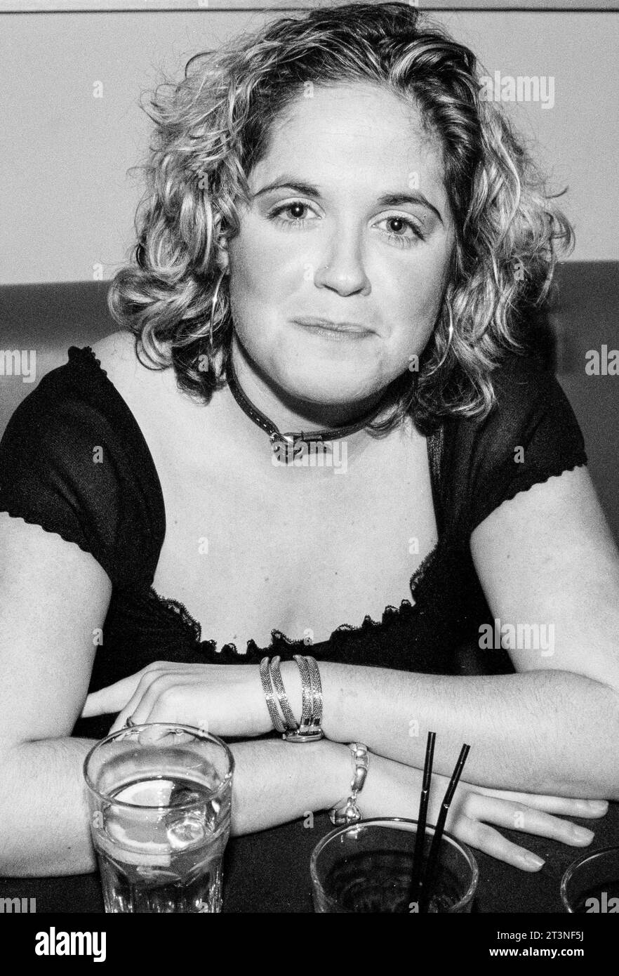 AMY WADGE, CANTAUTRICE, YOUNG, 2003: Cantautrice Amy Wadge al V Club di Cardiff, Galles, Regno Unito nel febbraio 2003. La cantautrice vincitrice del Grammy (Thinking Out Loud) stava lanciando la sua carriera da solista in Galles. Da allora ha scritto con ed Sheeran, Pink, Camilla Cabello, Westlife e UK Eurovision canzoni. Foto: Rob Watkins Foto Stock