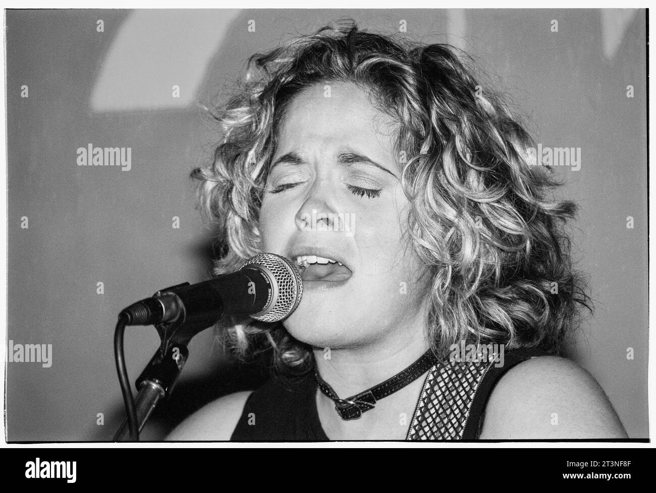 AMY WADGE, CANTAUTRICE, YOUNG, 2003: La cantautrice Amy Wadge suona dal vivo al Toucan Club di Cardiff, Galles, Regno Unito nel marzo 2003. La cantautrice vincitrice del Grammy (Thinking Out Loud) stava lanciando la sua carriera da solista in Galles. Da allora ha scritto con ed Sheeran, Pink, Camilla Cabello, Westlife e UK Eurovision canzoni. Foto: Rob Watkins Foto Stock