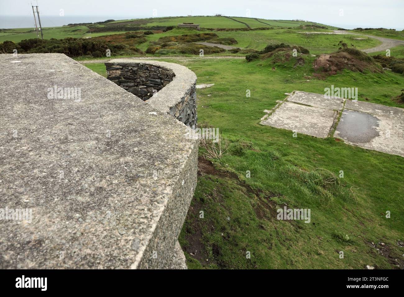 Resti di edifici nel sito della seconda guerra mondiale Chain Home Low (CHL) sito radar di allerta precoce vicino a Cregneash, Isola di Man. Foto Stock