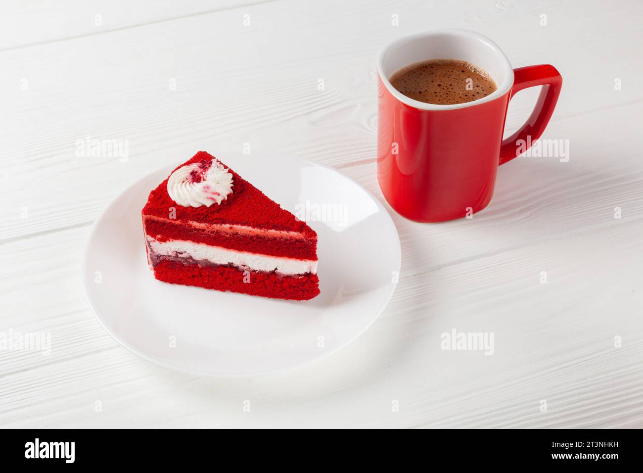 Slice of red velvet cake immagini e fotografie stock ad alta risoluzione -  Alamy