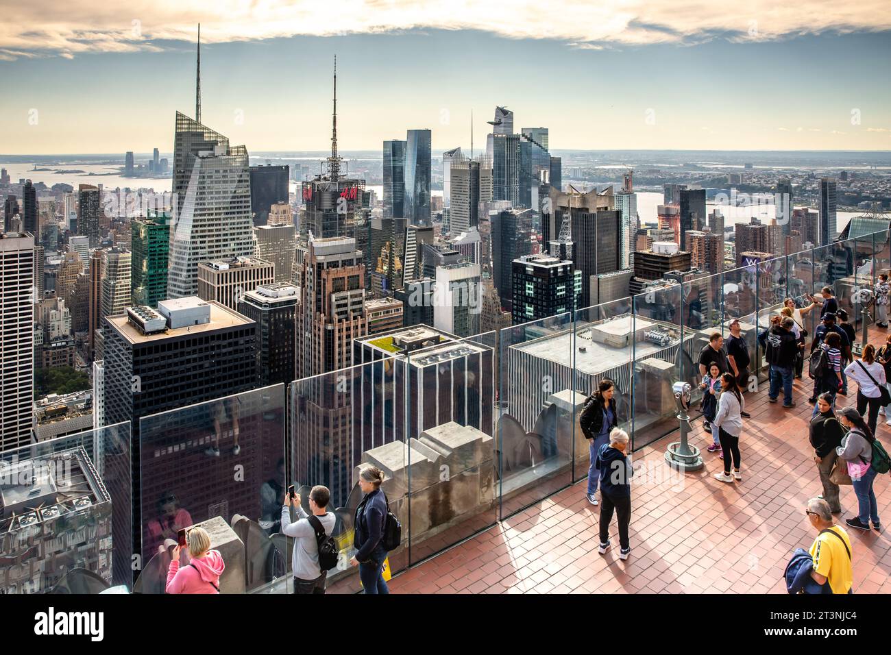 MANHATTAN, NEW YORK, USA, 15 SETTEMBRE 2023. Turisti e turisti che si godono la vista dalla piattaforma di osservazione Top of the Rock sopra Midtown Manh Foto Stock
