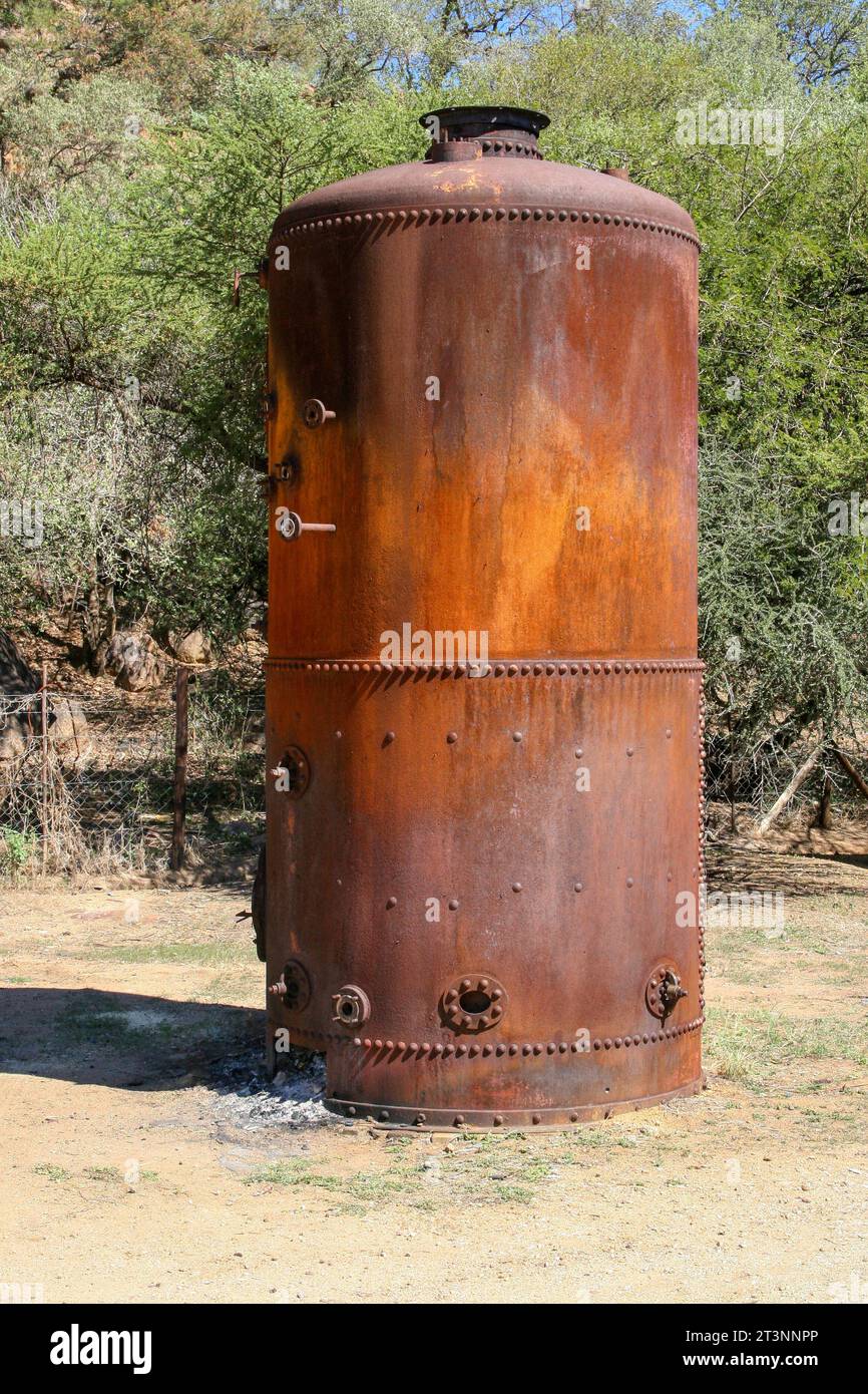 serbatoio d'epoca rusty parcheggiato in un cortile non utilizzato per anni, elemento di design per lavori di distopia Foto Stock