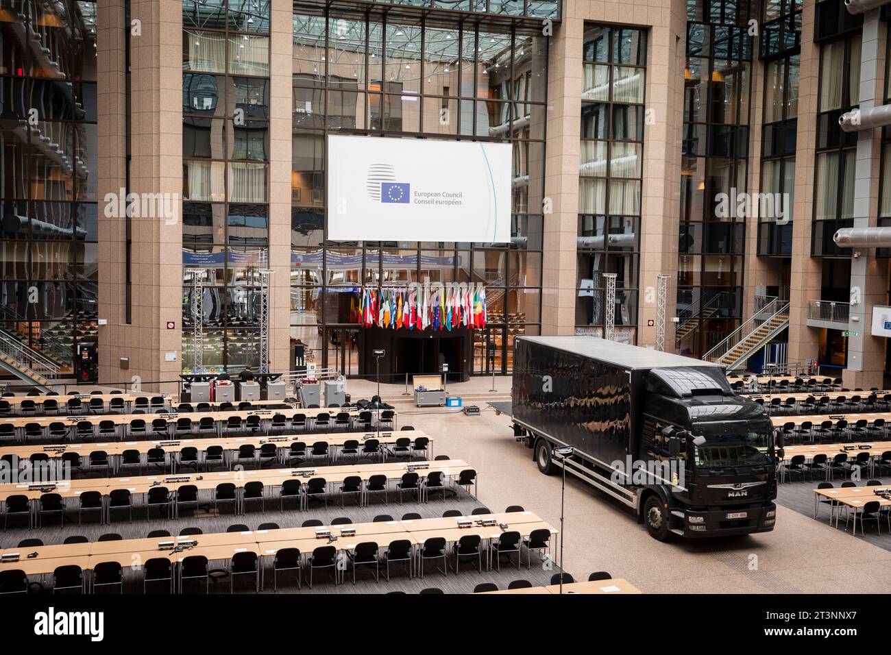 Nicolas Landemard / le Pictorium - illustrazione dell'atrio dell'edificio della Commissione europea - 23/10/2023 - Belgio / Bruxelles / Bruxelles - preparativi per un vertice europeo. L'atrio normalmente vuoto servirà da sala stampa gigante. Una stanza abbastanza grande da ospitare un camion con attrezzature di grandi dimensioni. Foto Stock