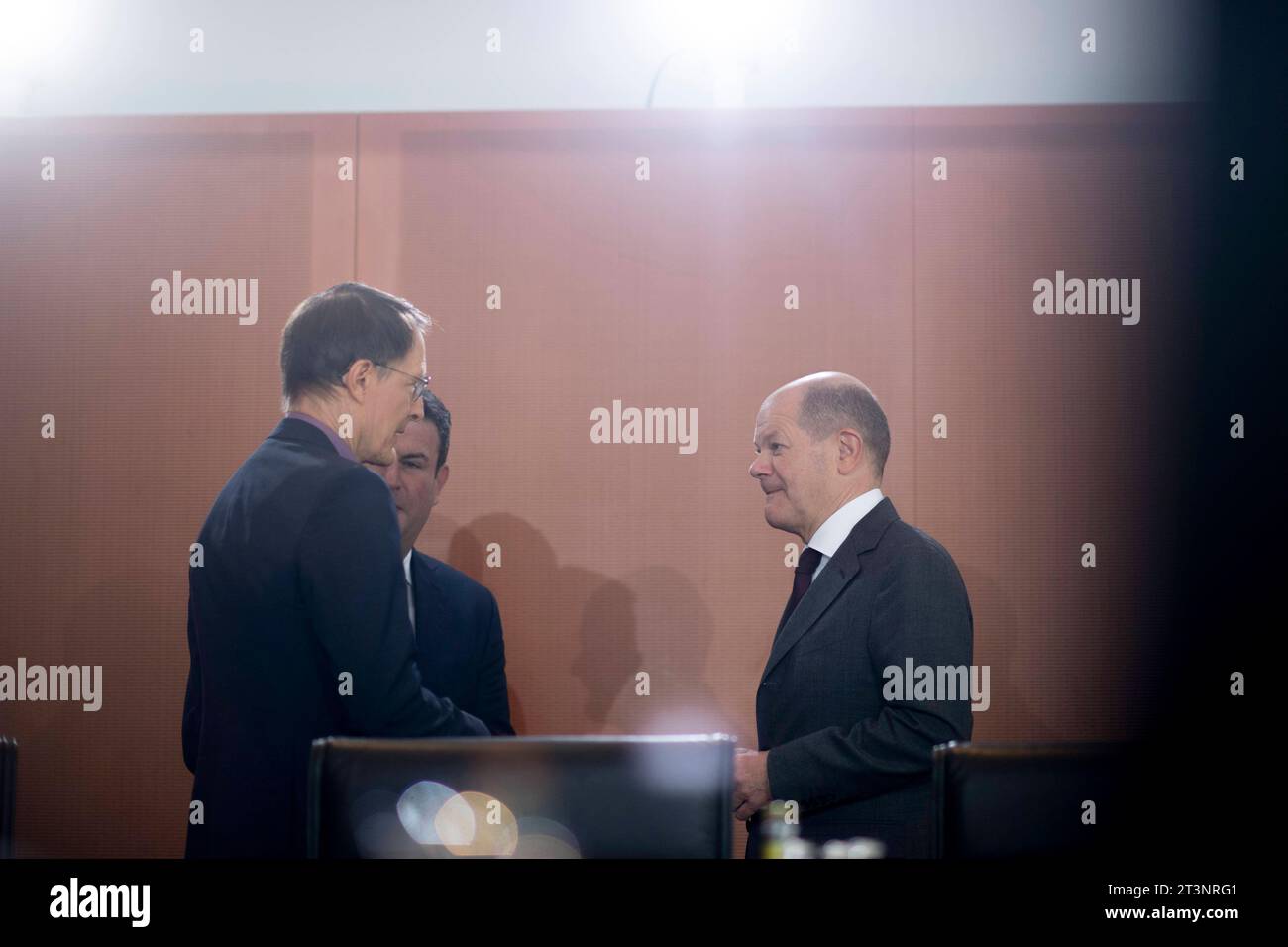 Karl Lauterbach, Hubertus Heil, Olaf Scholz, riunione di gabinetto DEU, Deutschland, Germania, Berlino, 15.10.2023 Karl Lauterbach, Bundesgesundheitsminister SPD, Hubertus Heil, Bundesarbeitsminister SPD, und Olaf Scholz, Bundeskanzler SPD v.l.n.r., vor der Kabinettssitzung im Berliner Kanzleramt Bundeskanzleramt a Berlino, Deutschland. it: Karl Lauterbach, Ministro federale della sanità SPD, Hubertus Heil, Ministro federale del lavoro e degli affari sociali SPD e Olaf Scholz, Cancelliere tedesco SPD F.l.T.r., durante una riunione di gabinetto presso l'ufficio cancelliere di Berlino, Germania . *** Karl Lauterbach, Hubertus He Foto Stock