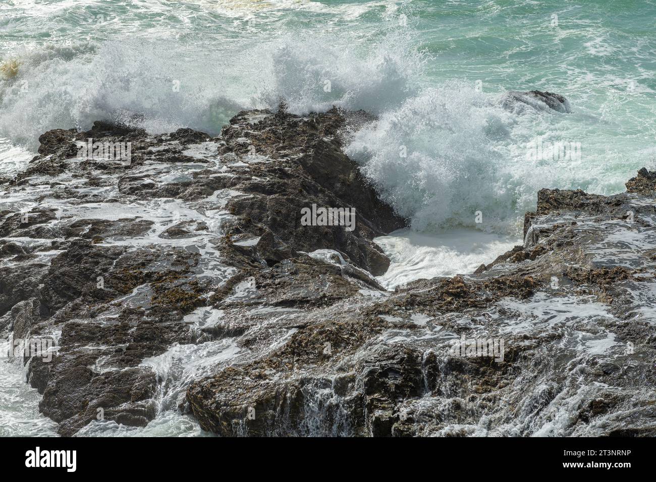 Grandi onde distruggono la costa vicino a Porto Covo, Portogallo Foto Stock