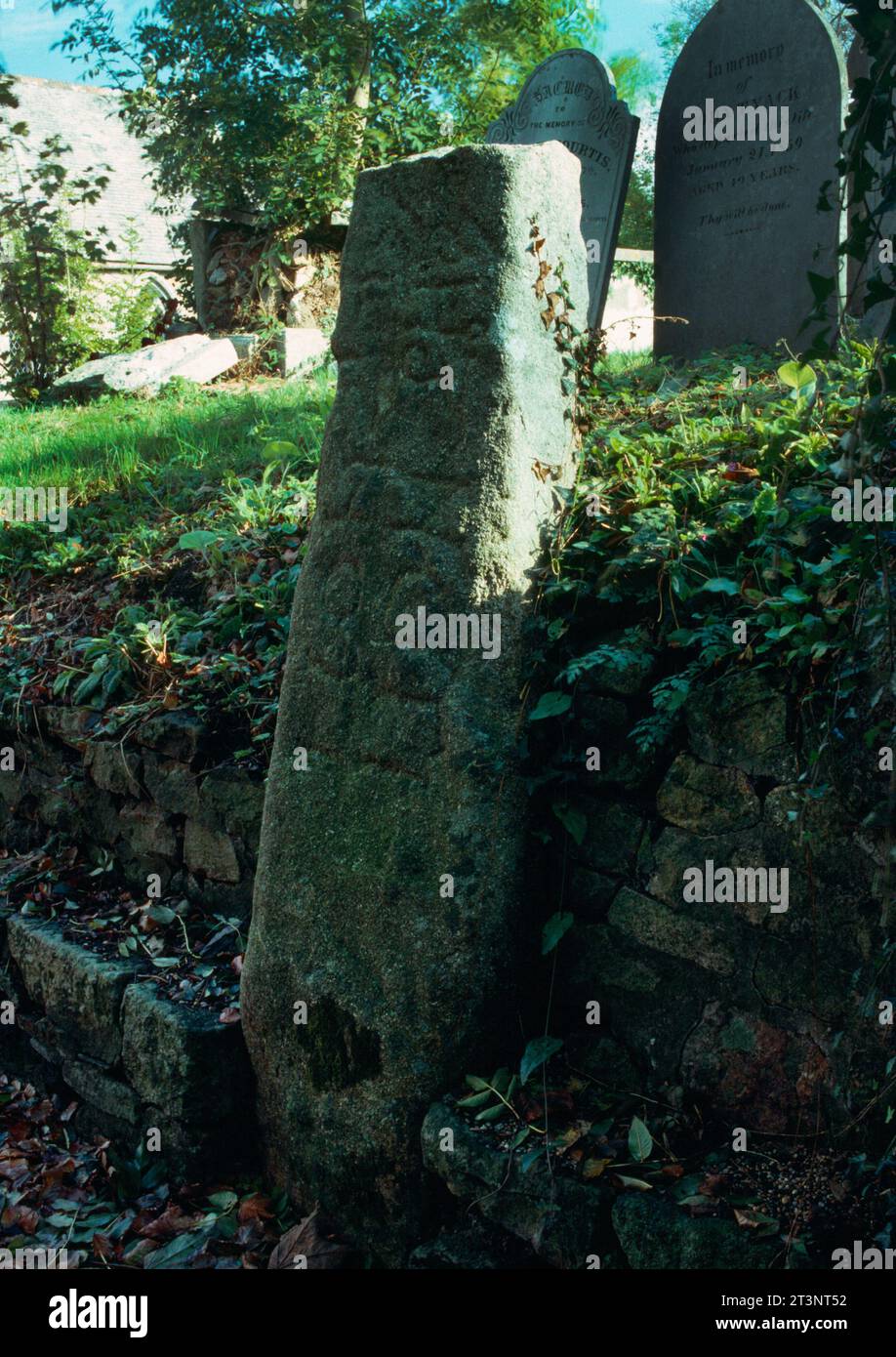 I Noti noti paleocristiano (VII secolo) incisero la pietra commemorativa nel cimitero di St Hilary, Cornovaglia, Inghilterra, Regno Unito: Notus figlio di Notus. Foto Stock
