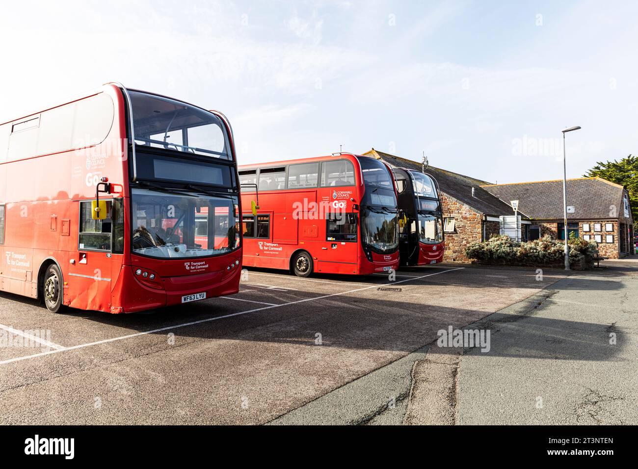 Tre autobus, Bude, Cornovaglia, Regno Unito, Inghilterra, 3 autobus, 3 autobus rossi, tre autobus rossi, trasporti per autobus della Cornovaglia, autobus rosso, non in autobus di servizio, Foto Stock