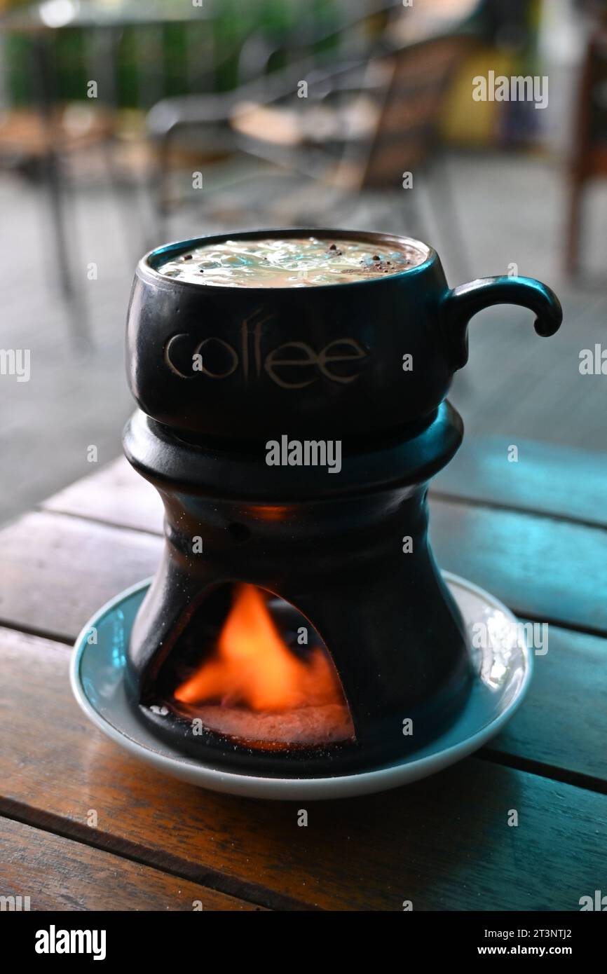 Primo piano di una tazza di uovo-caffè vietnamita caldo preparato con il fuoco Foto Stock