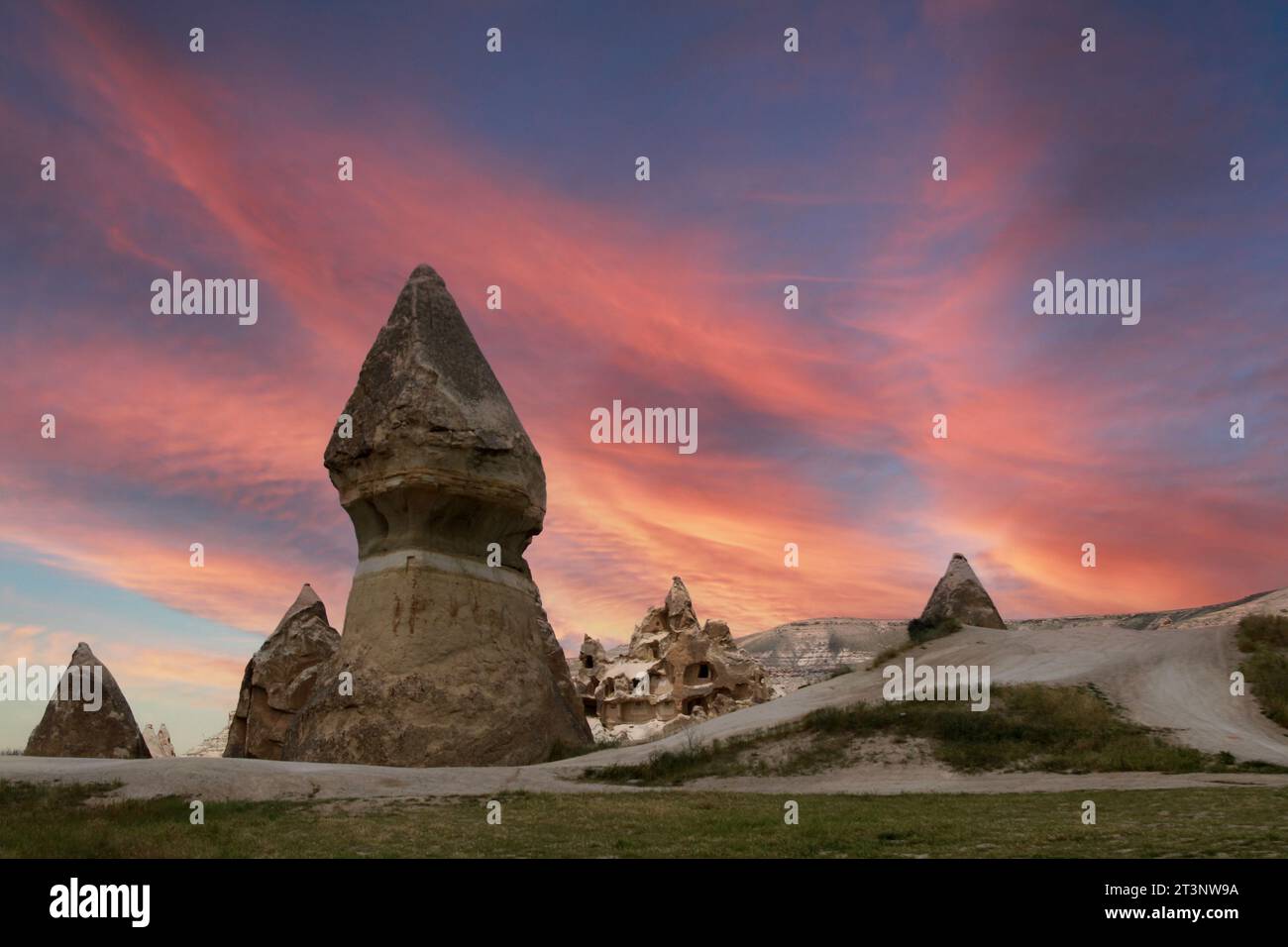 Splendido paesaggio in pietra della Cappadocia e parco nazionale di Goreme Nevsehir Turchia. Tramonto incredibile e cielo incredibile. Foto Stock