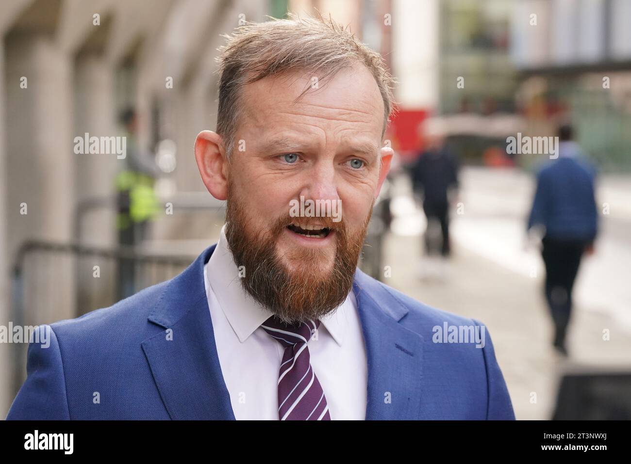 Il sovrintendente del detective Andy Furphy parla ai media fuori dall'Old Bailey, nel centro di Londra, dopo che Amina Noor, 39 anni, è stata giudicata colpevole di aver assistito una persona non britannica ad eseguire mutilazioni genitali femminili su una bambina britannica di tre anni durante un viaggio in Kenya nel 2006, nella prima convinzione del suo genere. Data immagine: Giovedì 26 ottobre 2023. Foto Stock