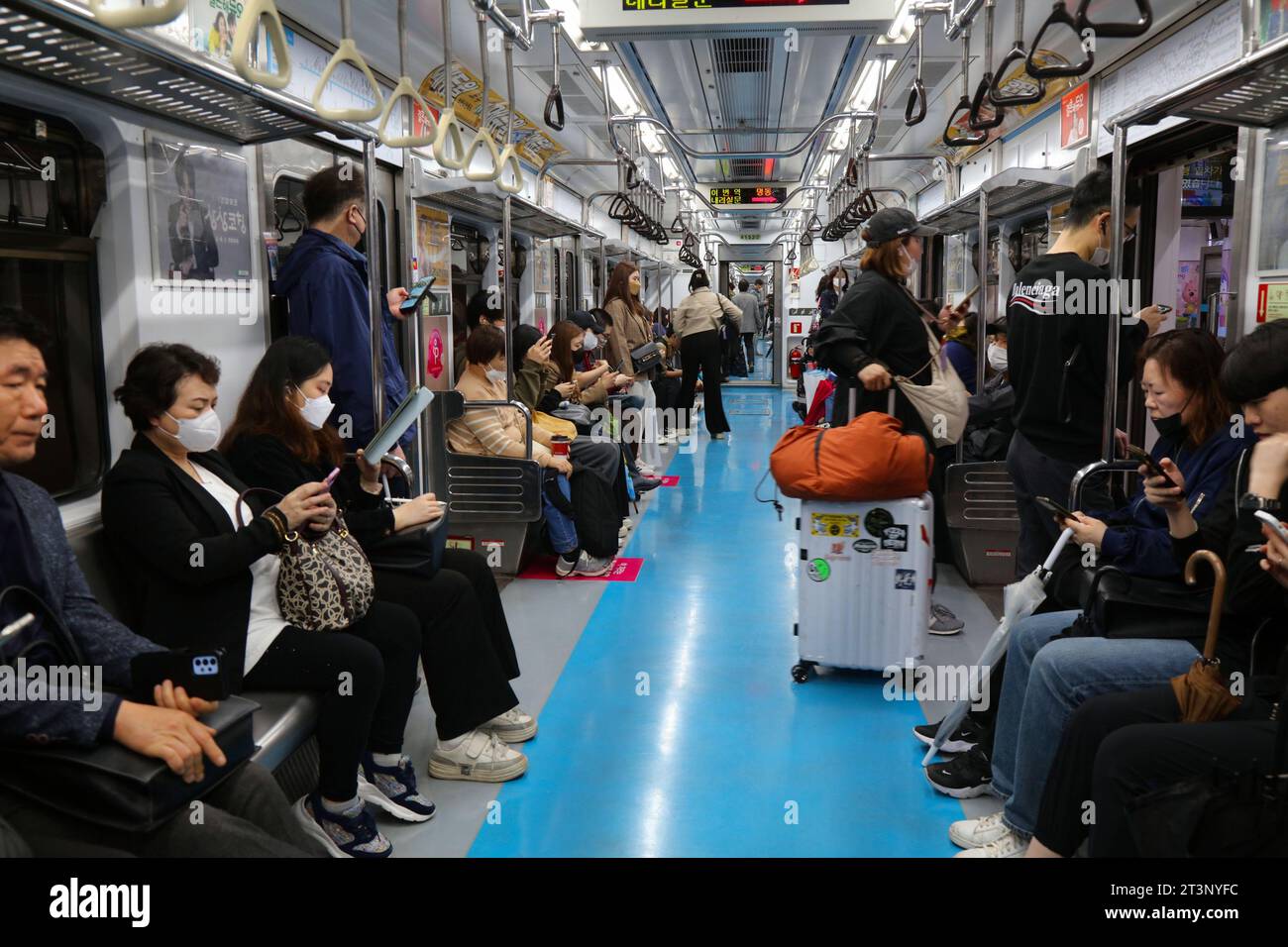 SEUL, COREA DEL SUD - 5 APRILE 2023: I passeggeri viaggiano su un treno della metropolitana a Seul. Il sistema metropolitano di Seoul è una delle più grandi reti metropolitane del mondo. Foto Stock