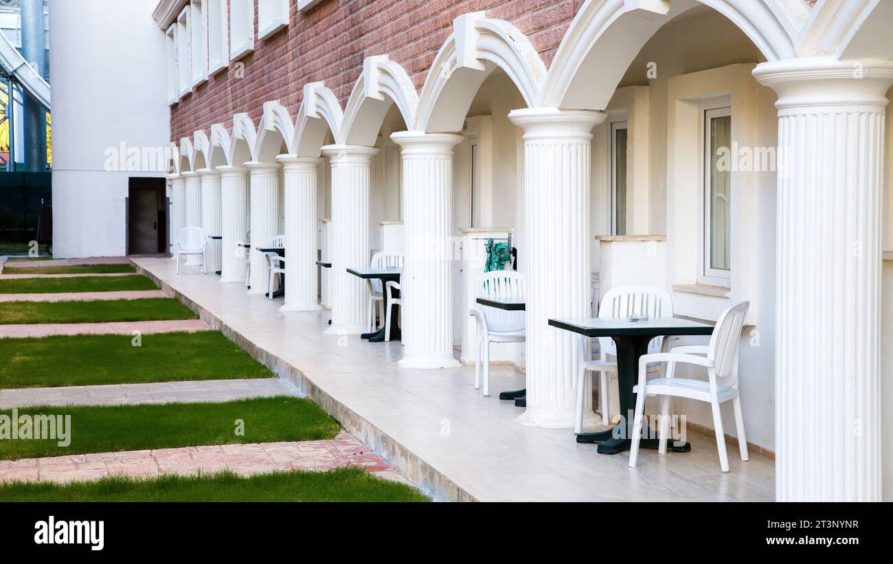 Hotel a piano terra con ingresso individuale alle camere senza balcone. Foto Stock